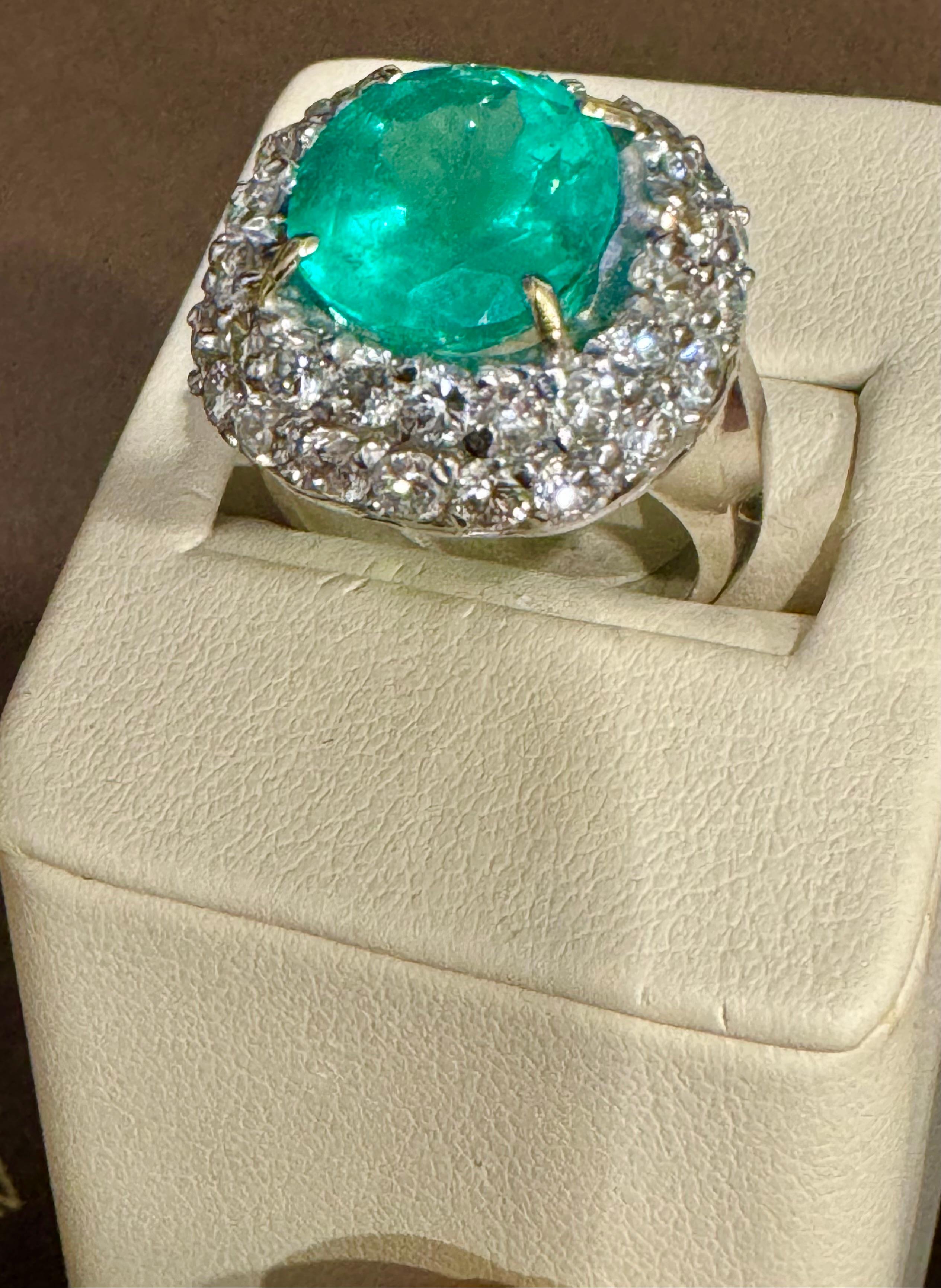 7 Carat Cushion Cut Colombian Emerald & 3.5 Ct Diamond Ring in Platinum Size 6.2 For Sale 3