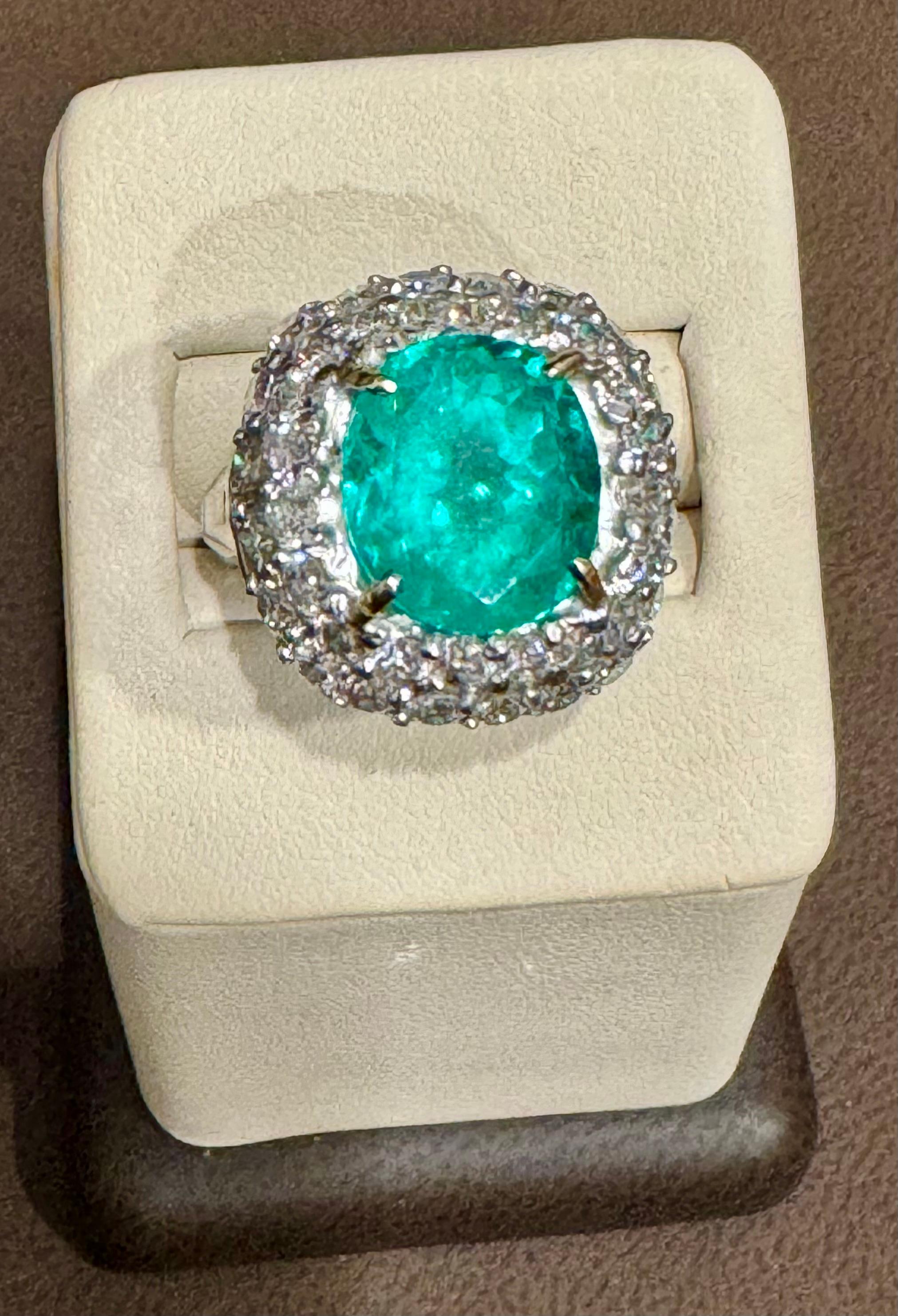 7 Carat Cushion Cut Colombian Emerald & 3.5 Ct Diamond Ring in Platinum Size 6.2 For Sale 5