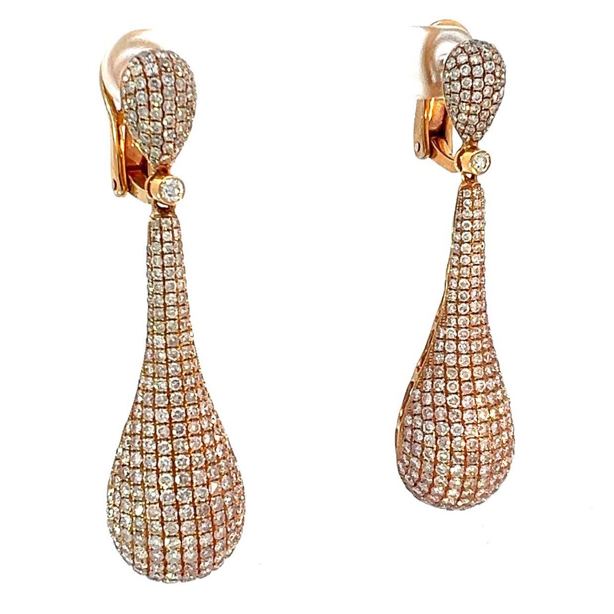 Gli orecchini pendenti in oro rosa 18 carati presentano circa 7,00 carati di diamanti rotondi taglio brillante con colore G/H e purezza VS/SI. Il design a goccia, lungo 2,5 cm, scende elegantemente dal lobo, con un diamante scintillante sul davanti