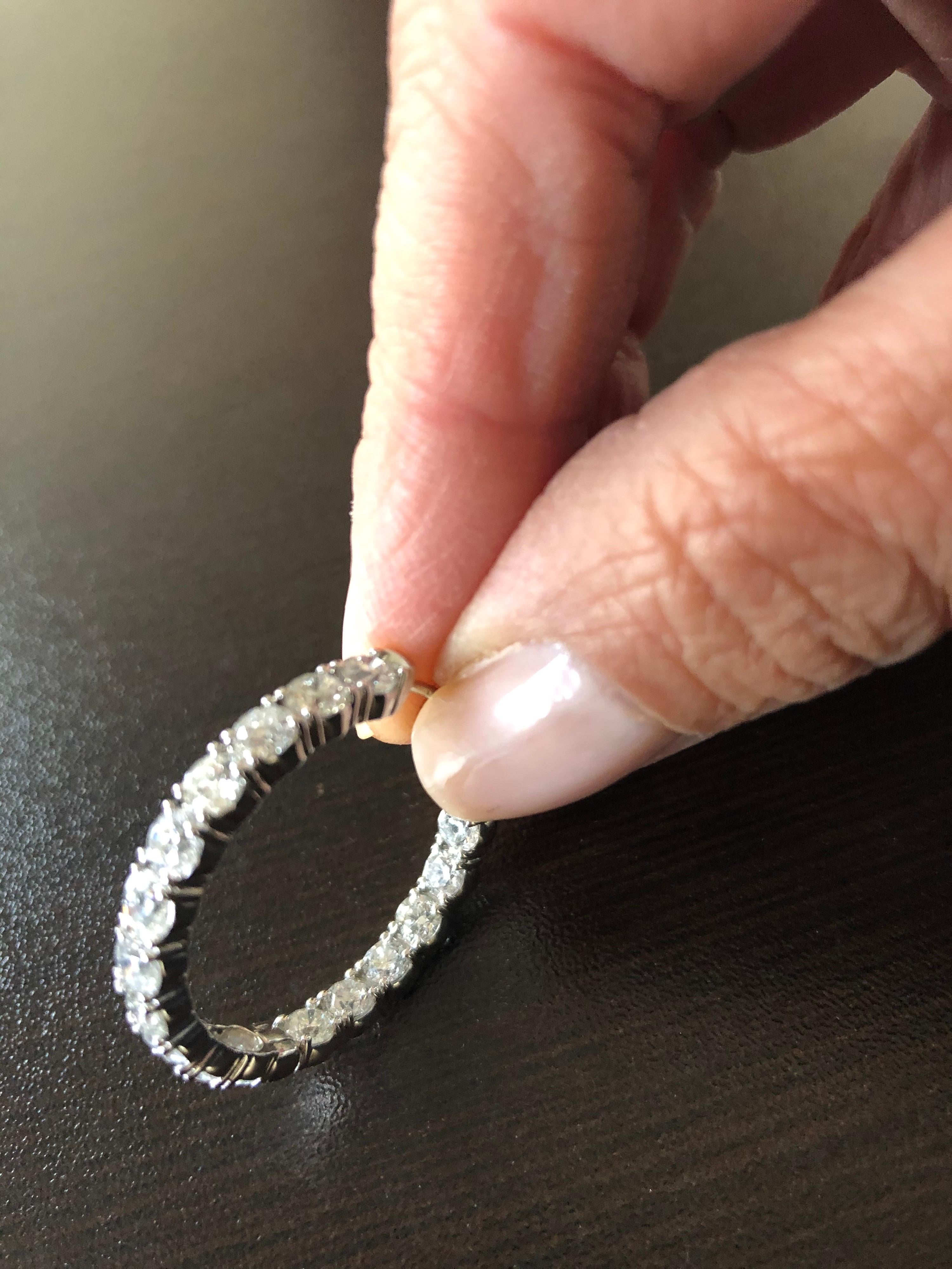 Orecchini a cerchio con diamante da 7 carati 14 carati bianco in vendita 1