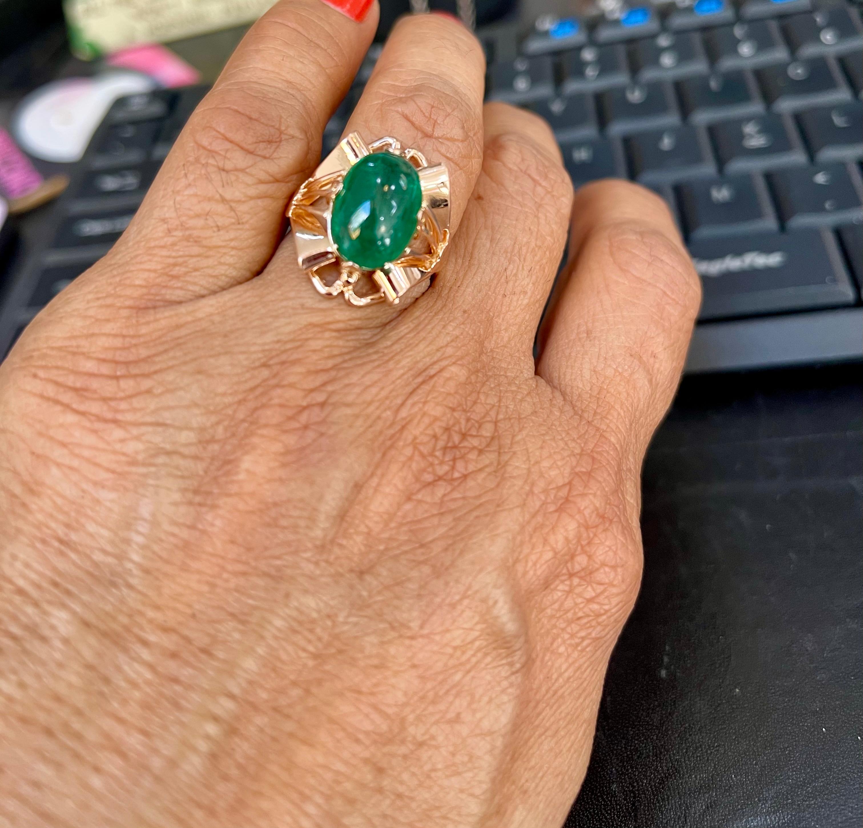 7 Carat Elongated Oval Emerald Cabochon 14 Karat Rose Gold Cocktail Ring Vintage In Excellent Condition For Sale In New York, NY