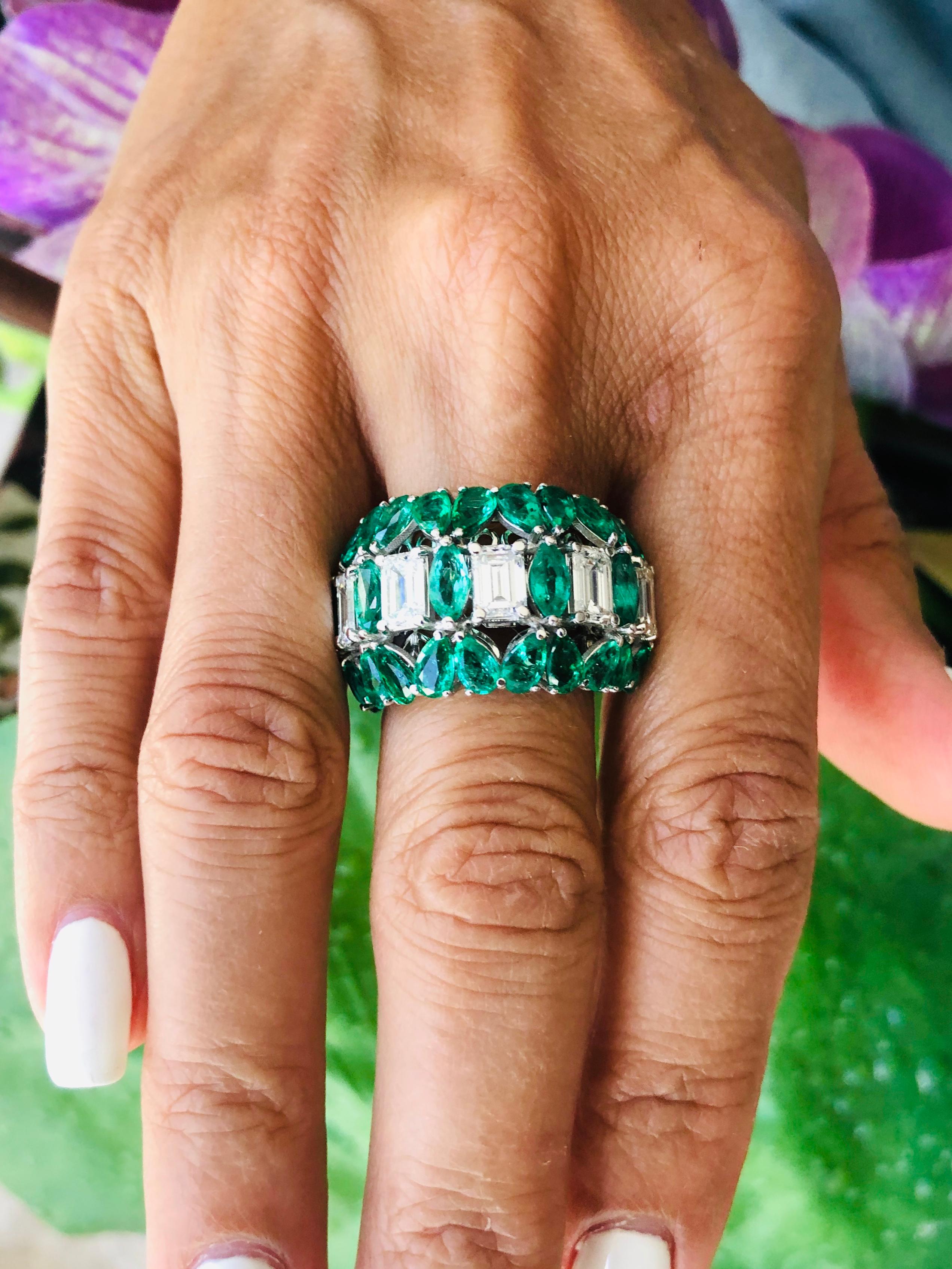 Women's or Men's 7 Carat Emerald and Diamond Ring 18 Karat Gold