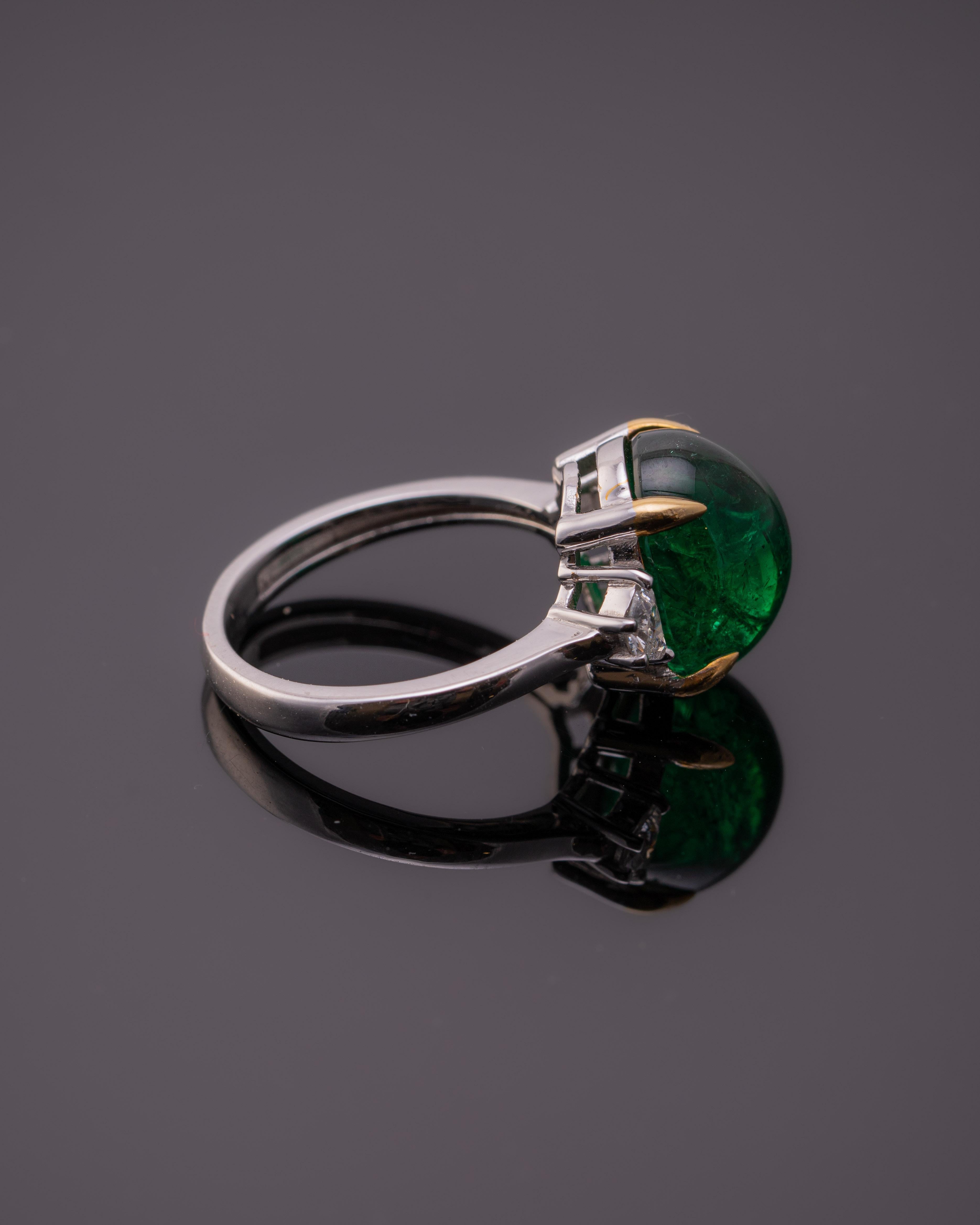7 Karat Smaragd-Cabochon und Diamant-Dreistein-Verlobungsring (Moderne) im Angebot