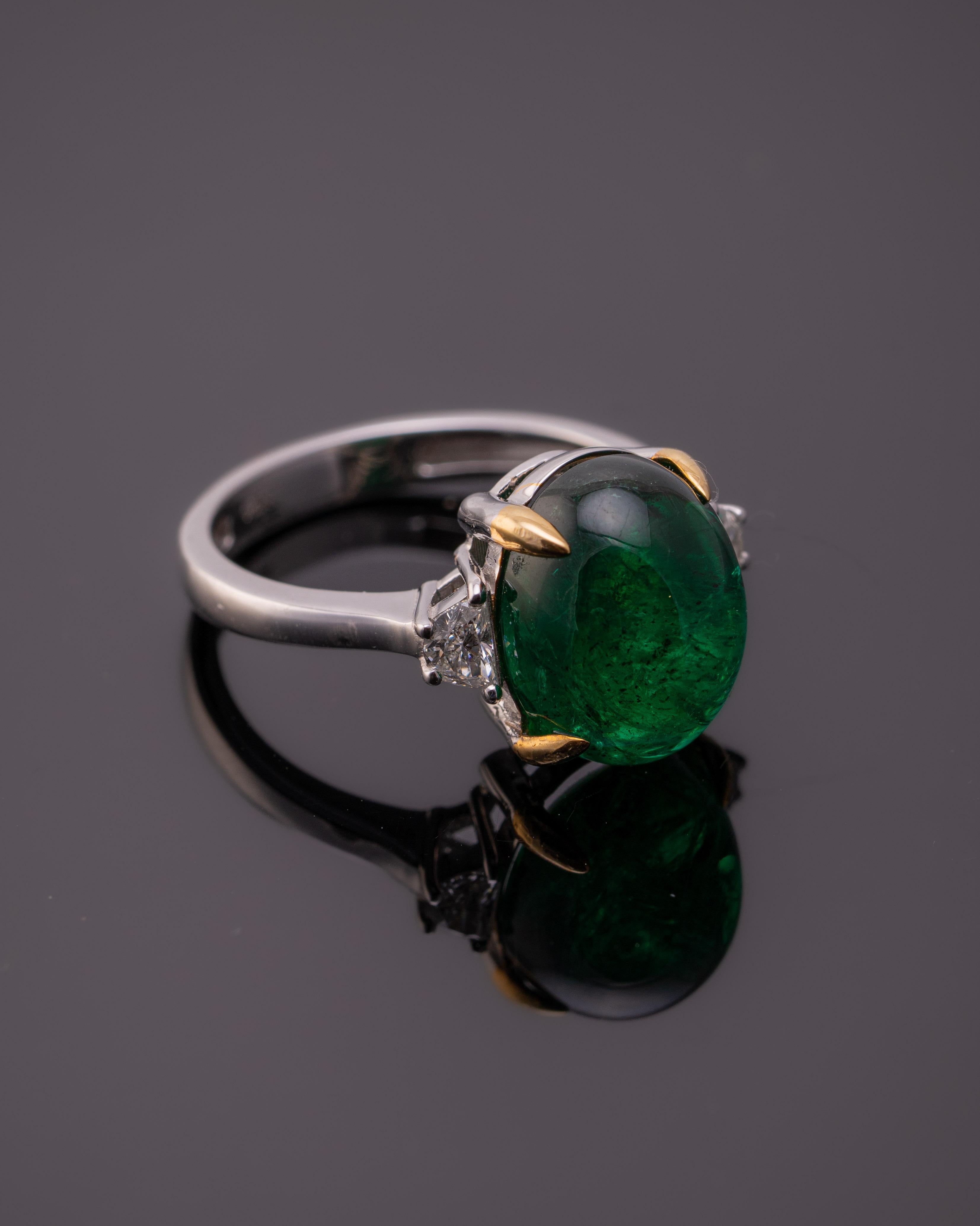 7 Karat Smaragd-Cabochon und Diamant-Dreistein-Verlobungsring im Zustand „Neu“ im Angebot in Bangkok, Thailand