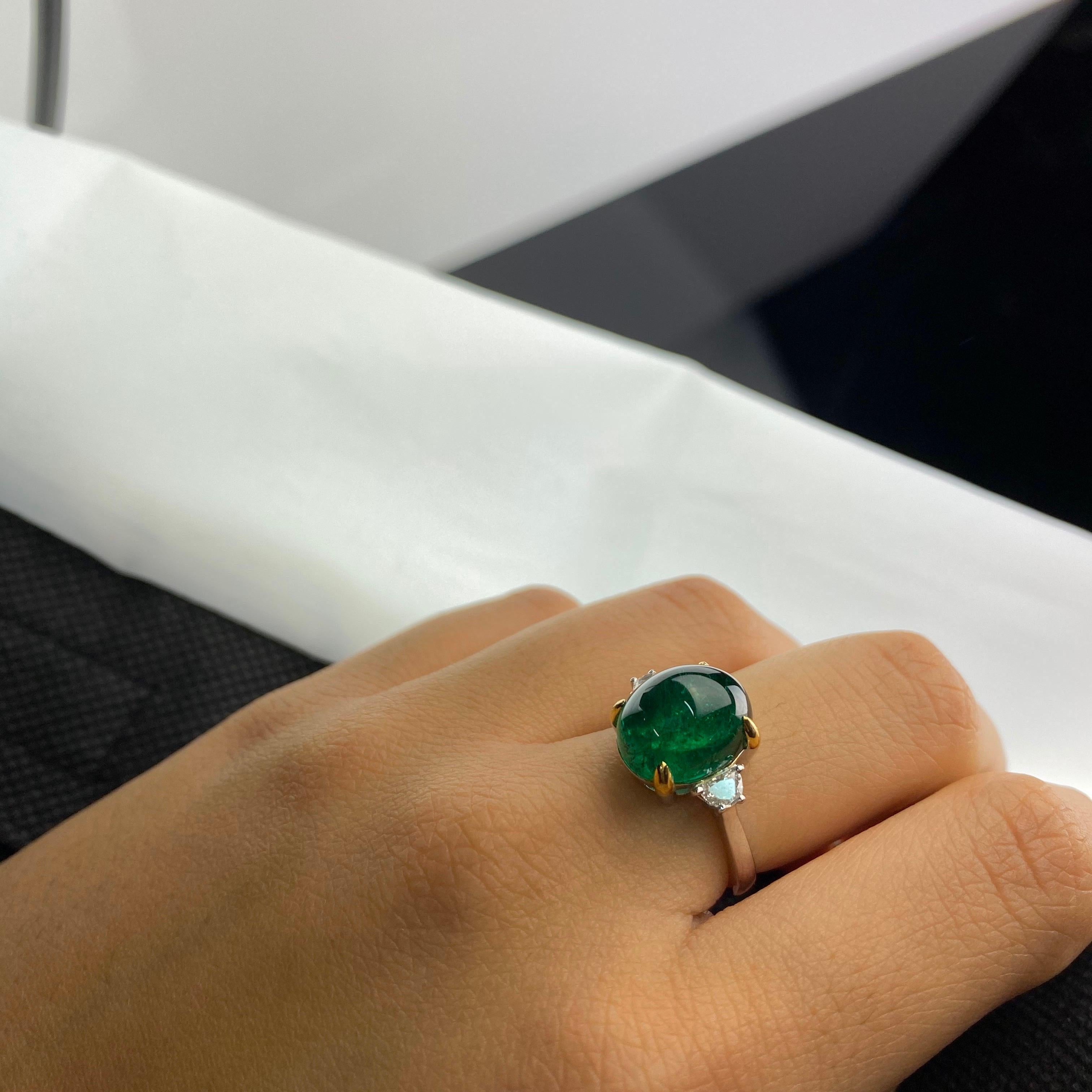 Verlobungsring mit drei Steinen, 7 Karat Smaragd, Cabochon und Diamant im Zustand „Neu“ im Angebot in Bangkok, Thailand