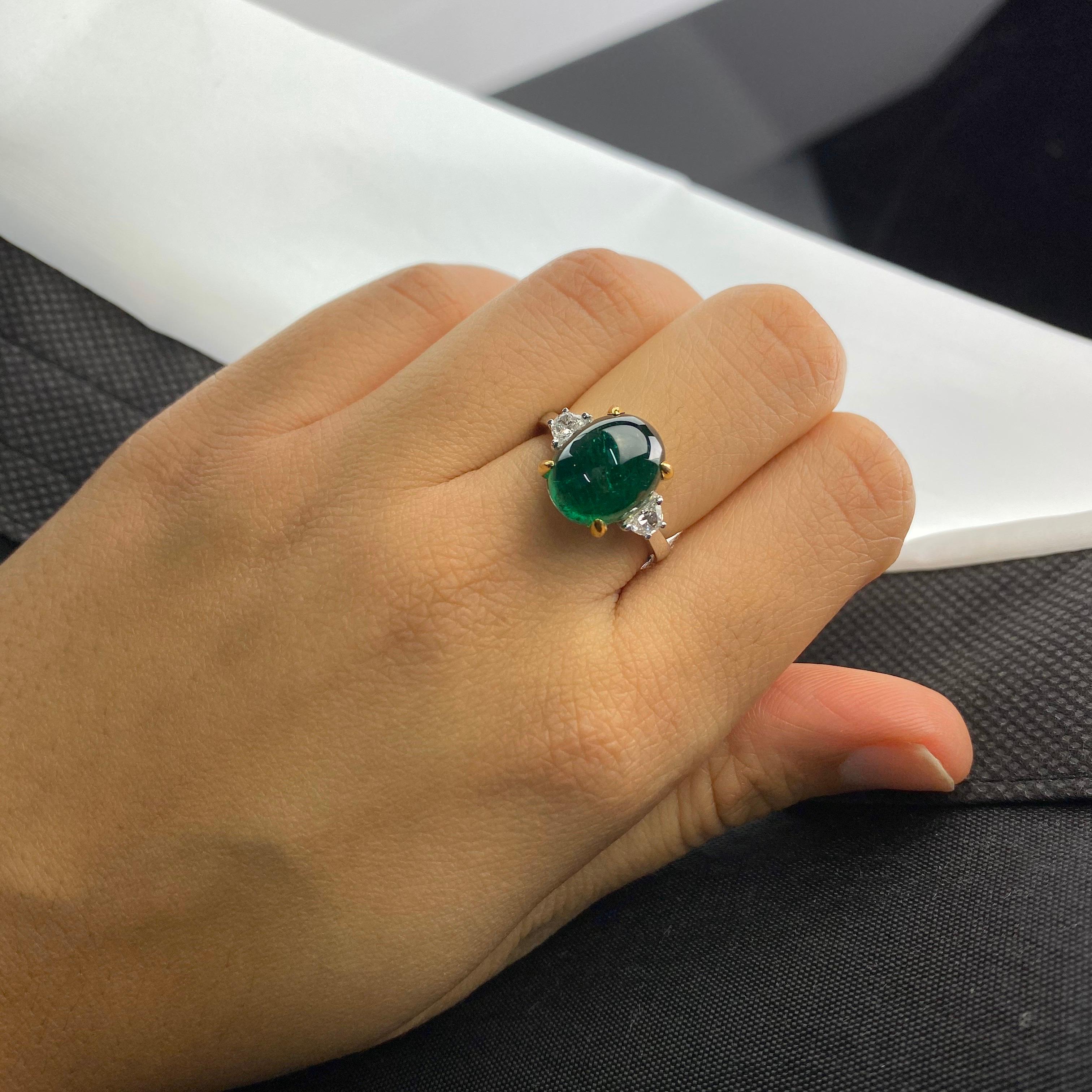 Verlobungsring mit drei Steinen, 7 Karat Smaragd, Cabochon und Diamant Damen im Angebot