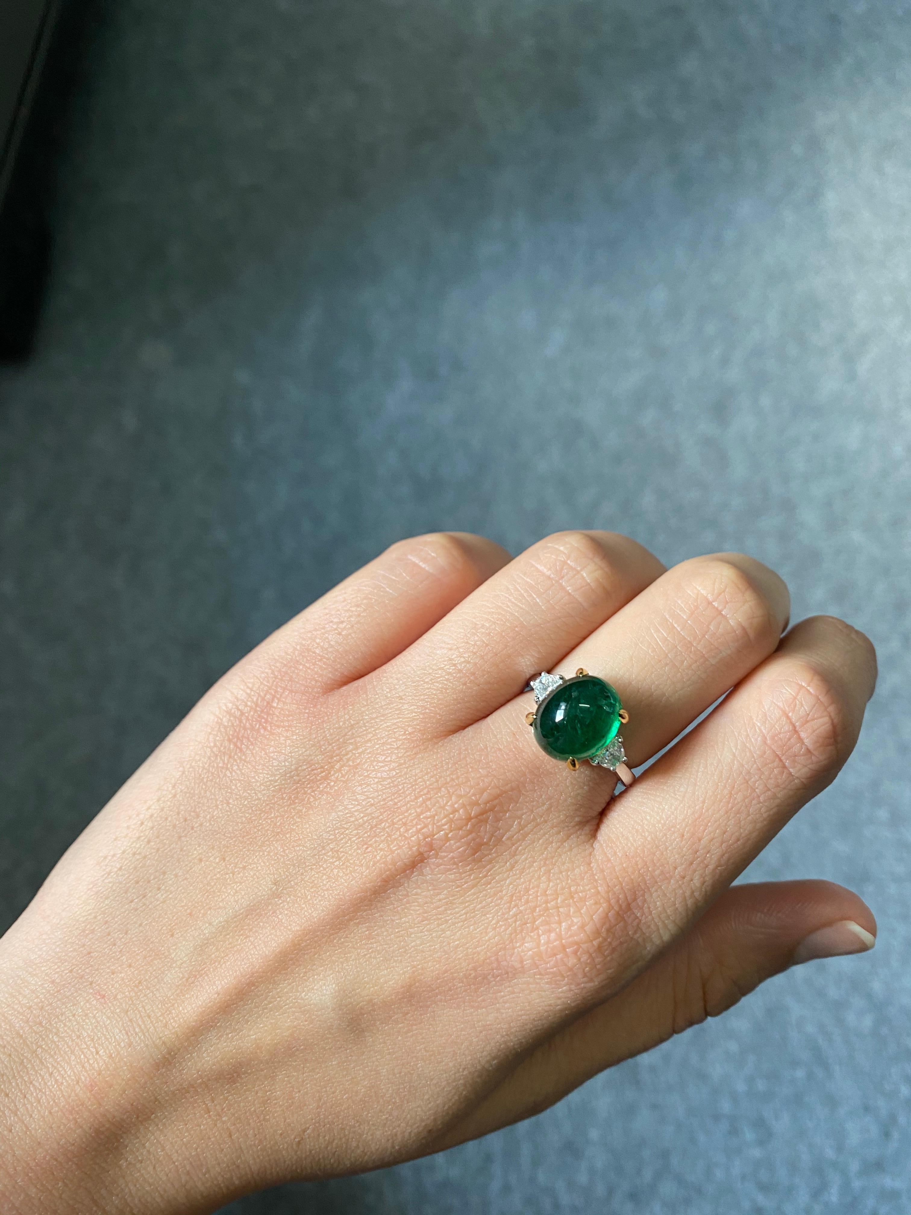 Verlobungsring mit drei Steinen, 7 Karat Smaragd, Cabochon und Diamant im Angebot 3