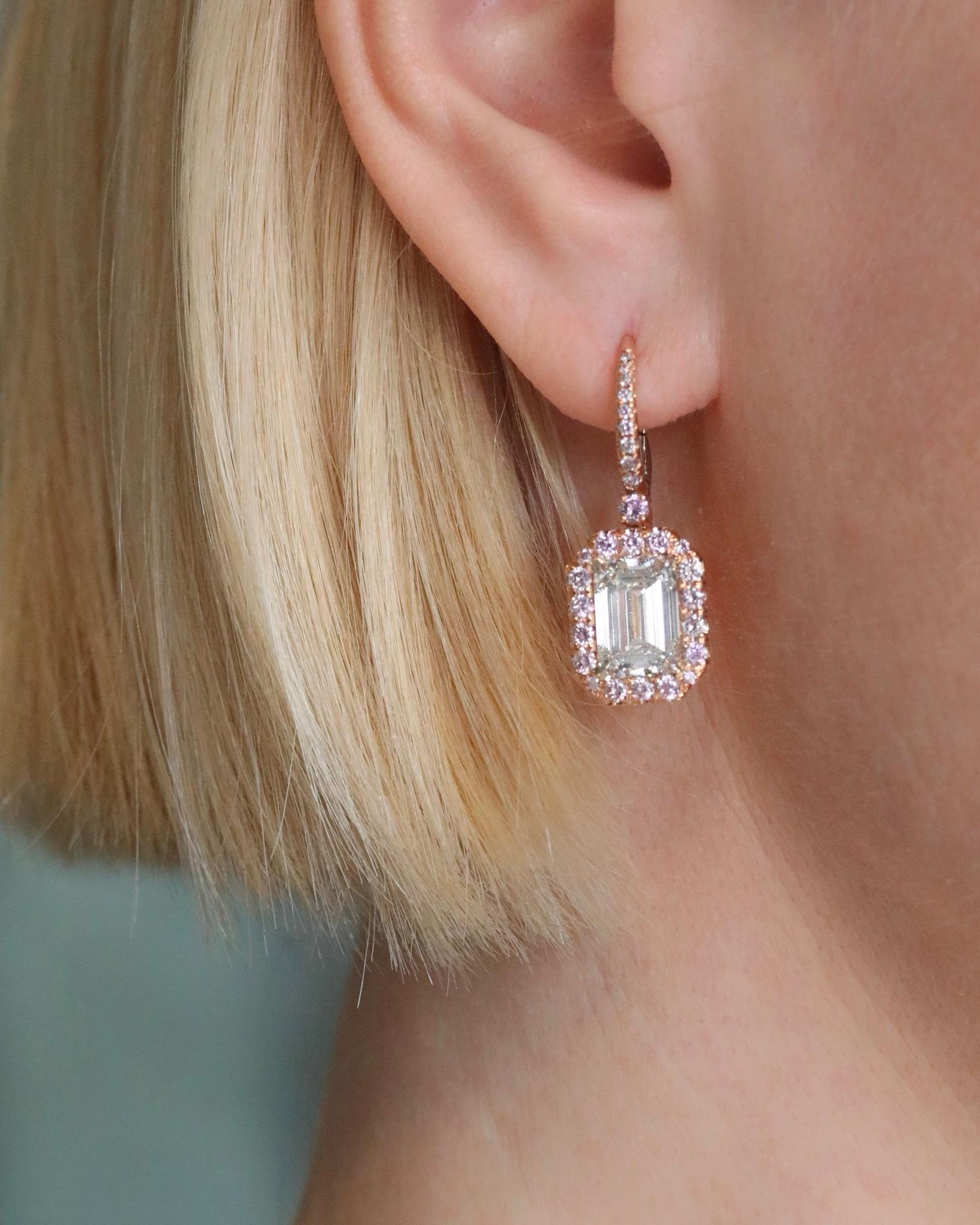 Presenta un excepcional juego de pendientes en forma de gota de talla esmeralda con un diseño clásico y elegante. Los pendientes presentan un dúo de diamantes talla esmeralda impecablemente combinados, con un peso combinado de 7,22 quilates. En el