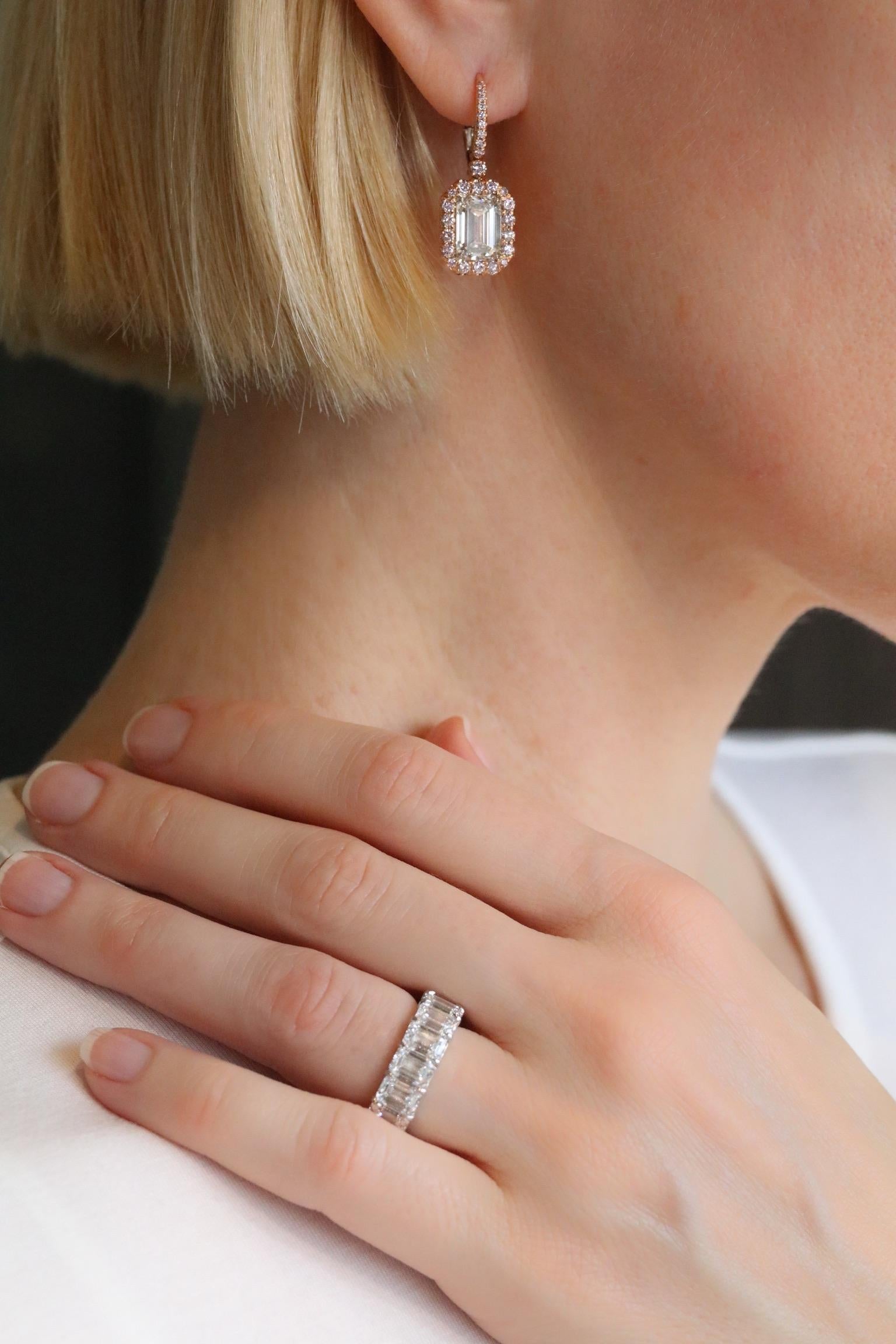 Pendientes de gota de diamante talla esmeralda y halo rosa de 7 quilates, engastados en platino GIA cert. Corte esmeralda en venta