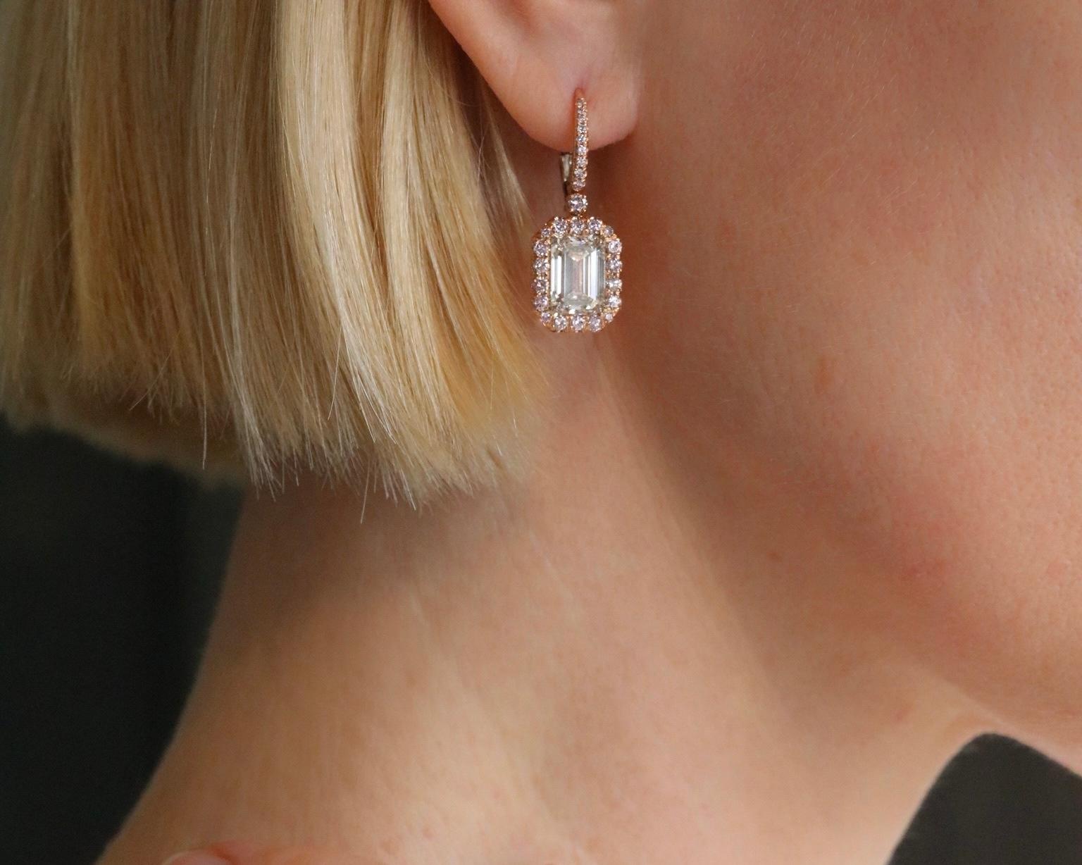 Pendientes de gota de diamante talla esmeralda y halo rosa de 7 quilates, engastados en platino GIA cert. en Nuevo estado para la venta en New York, NY