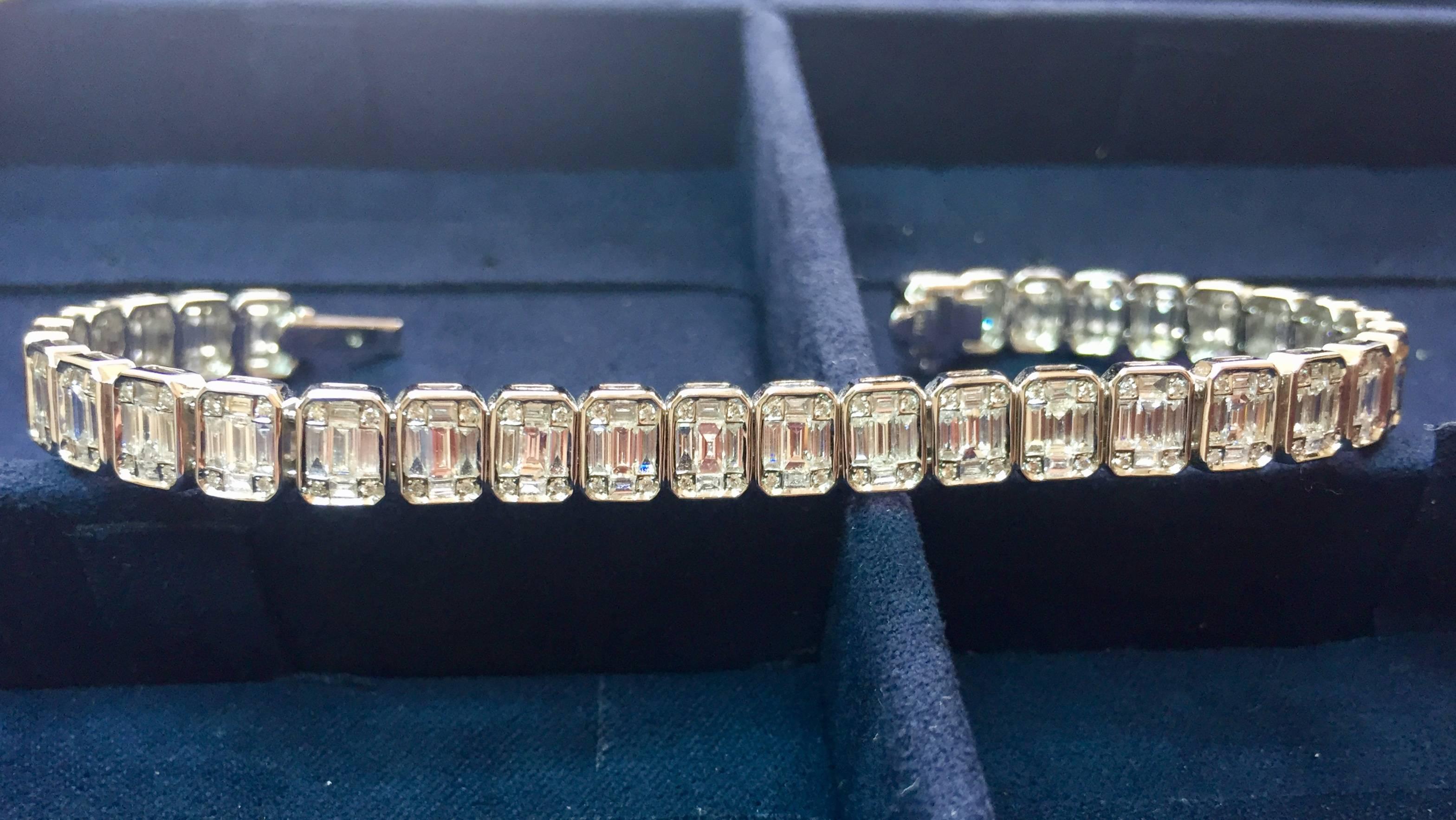 Armband mit Smaragd- und Baguetteschliff in einer Lünette. Dieses atemberaubende Armband ist in 18 Karat Weißgold gefasst. Dieses Stück sieht aus wie ein einzelner Stein im Smaragdschliff. Pure Eleganz in einem zeitlosen Stück. Das Gesamtgewicht der