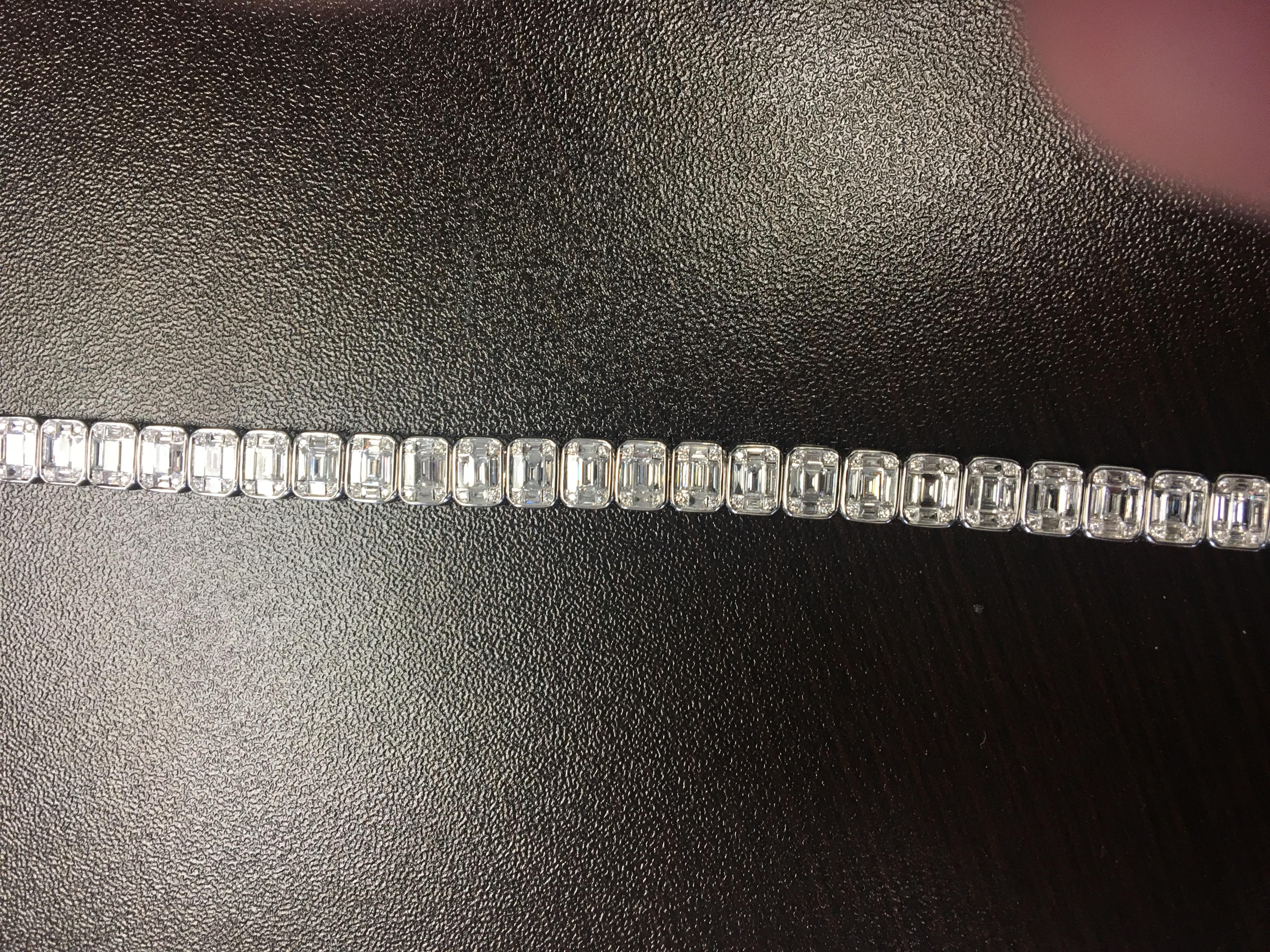 7 Carat Emerald Cut Tennis Bracelet 18 Karat In New Condition For Sale In Great Neck, NY