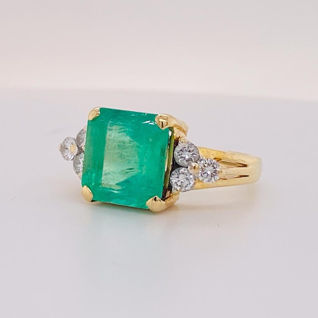 Women's 7 Carat Emerald with Diamonds in 18K Yellow Gold, 7.5 Carats Total For Sale
