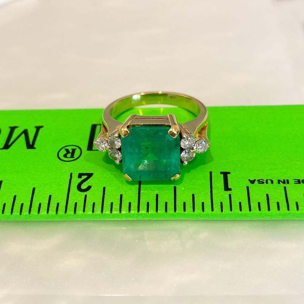 7 Carat Emerald with Diamonds in 18K Yellow Gold, 7.5 Carats Total For Sale 2