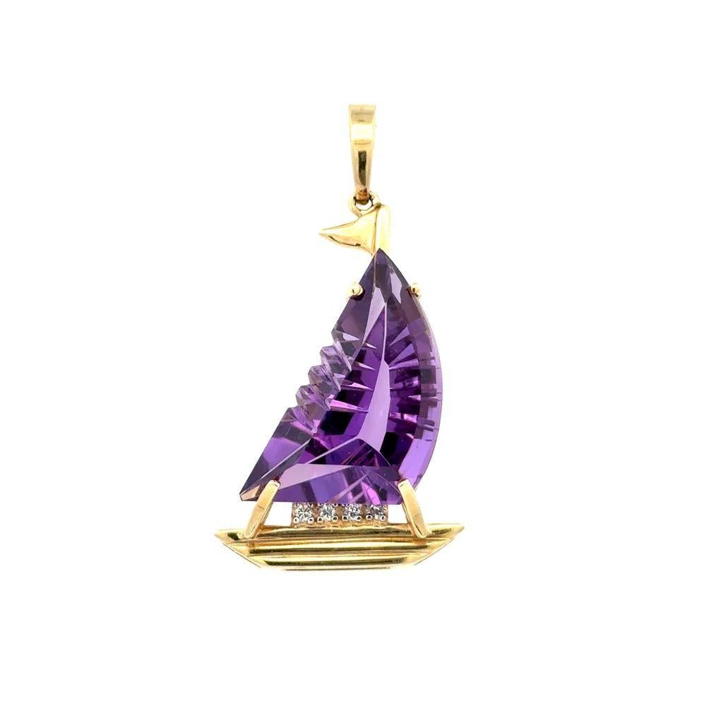 Einfach schön! Fancy Cut geschnitzt Amethyst Segelboot und Diamant Gold-Anhänger. Mit einer sicher Hand gesetzt 7 Karat Fancy Cut Amethyst geschnitzt Segelboot. Akzentuiert durch Diamanten mit einem Gewicht von ca. 0.04 tcw. Handgefertigte Fassung
