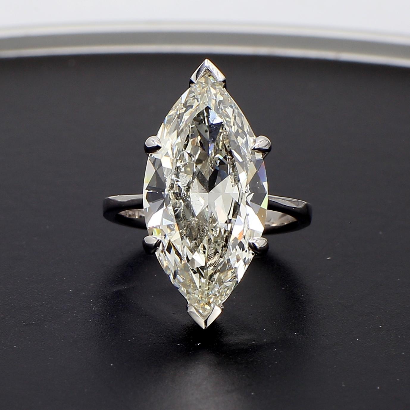 Es wird angenommen, dass der marquiseförmige Diamant von König Ludwig X1V. von Frankreich in Auftrag gegeben wurde. Die Legende berichtet, dass der König einen Stein verlangte, der ihn an den perfekt geformten Mund und das Lächeln seiner wahren