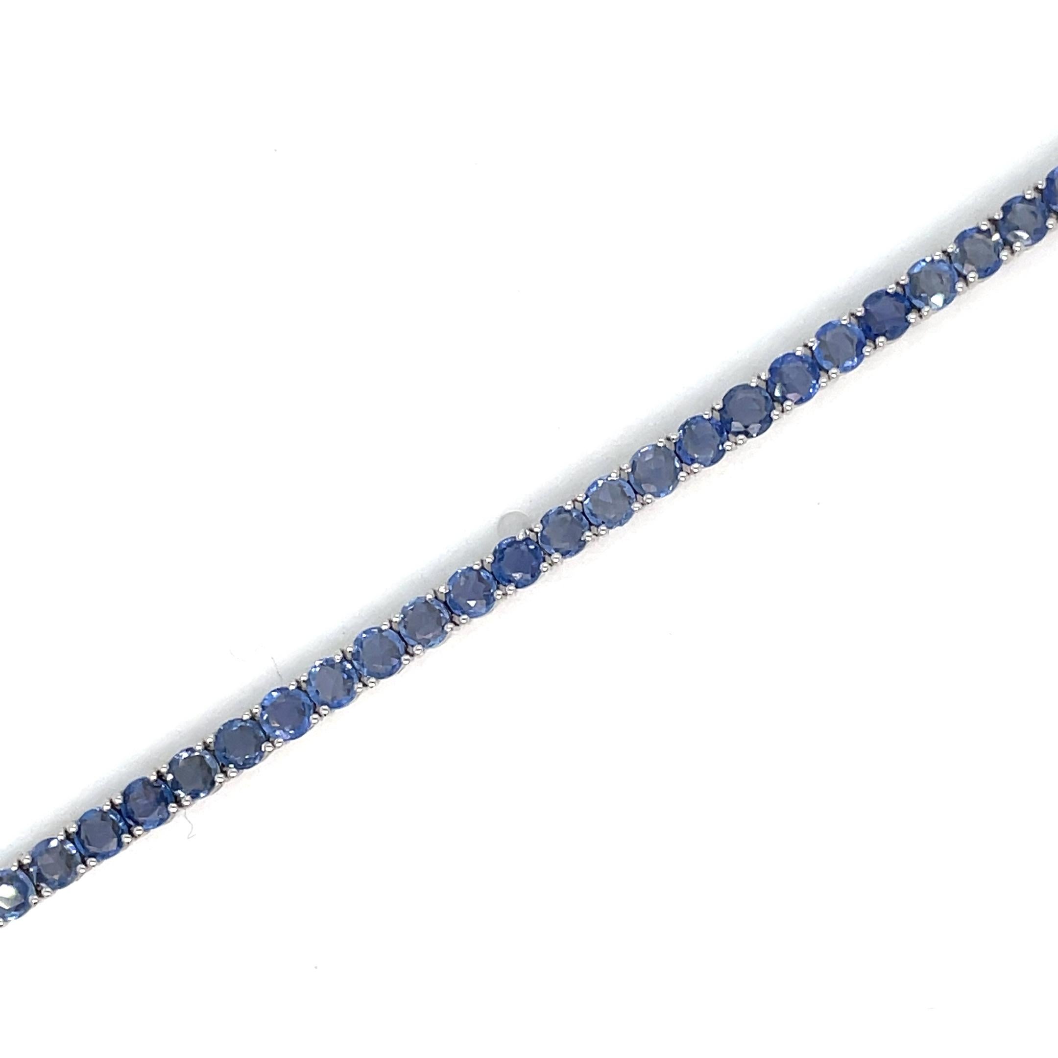 Fabelhaftes, brandneues Armband aus massivem 9-karätigem Weißgold, besetzt mit 6,90 Karat natürlichen blauen Saphiren mit Rosenschliff und einem Gewicht von je 0,12 Karat (3,0 mm).
Dieses Stück wird in unseren Labors entworfen und hergestellt, dank