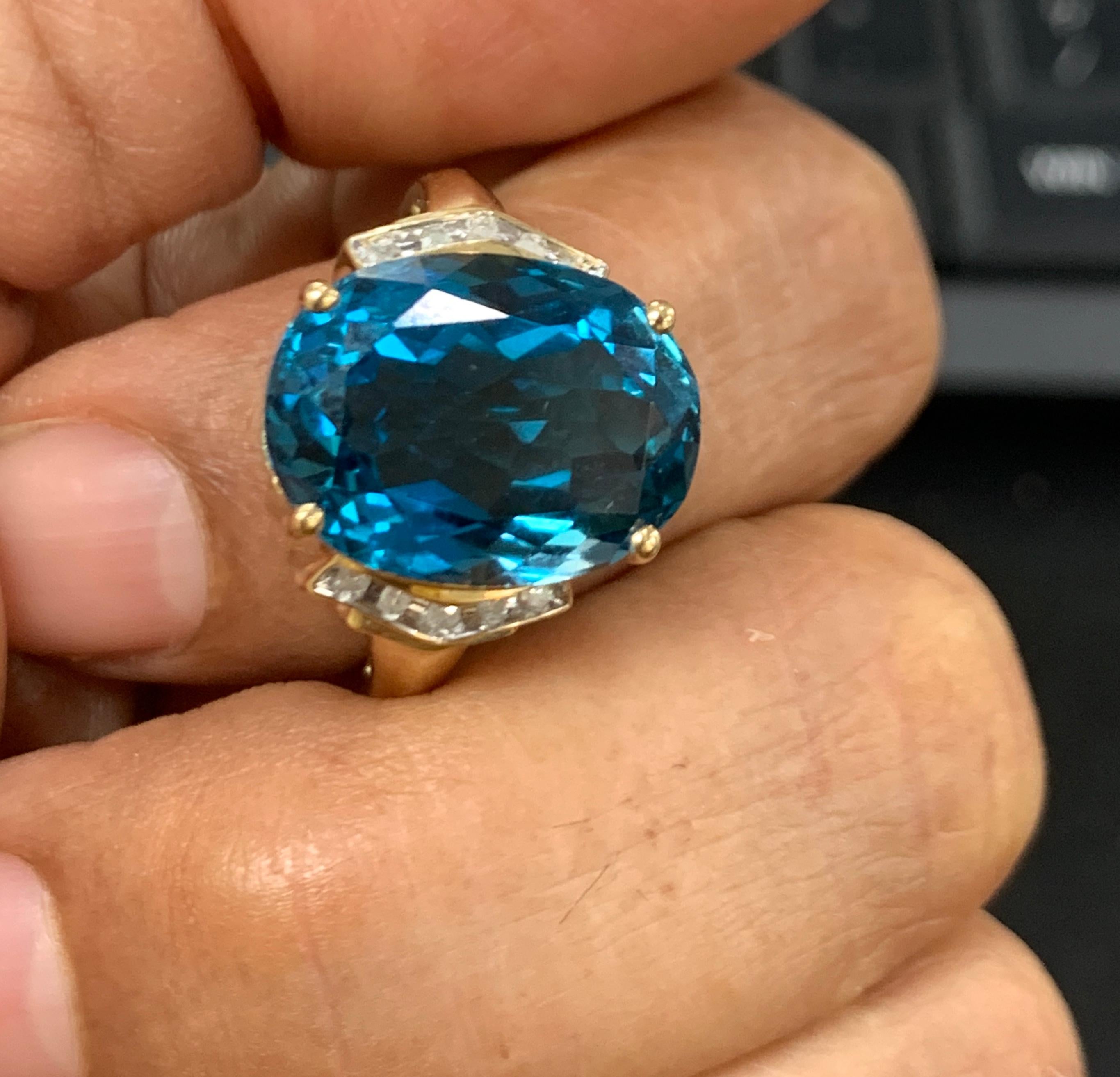 Oval Cut 7 Carat Natural Blue Topaz and Diamond Cocktail Ring 14 Karat Yellow Gold Estate For Sale