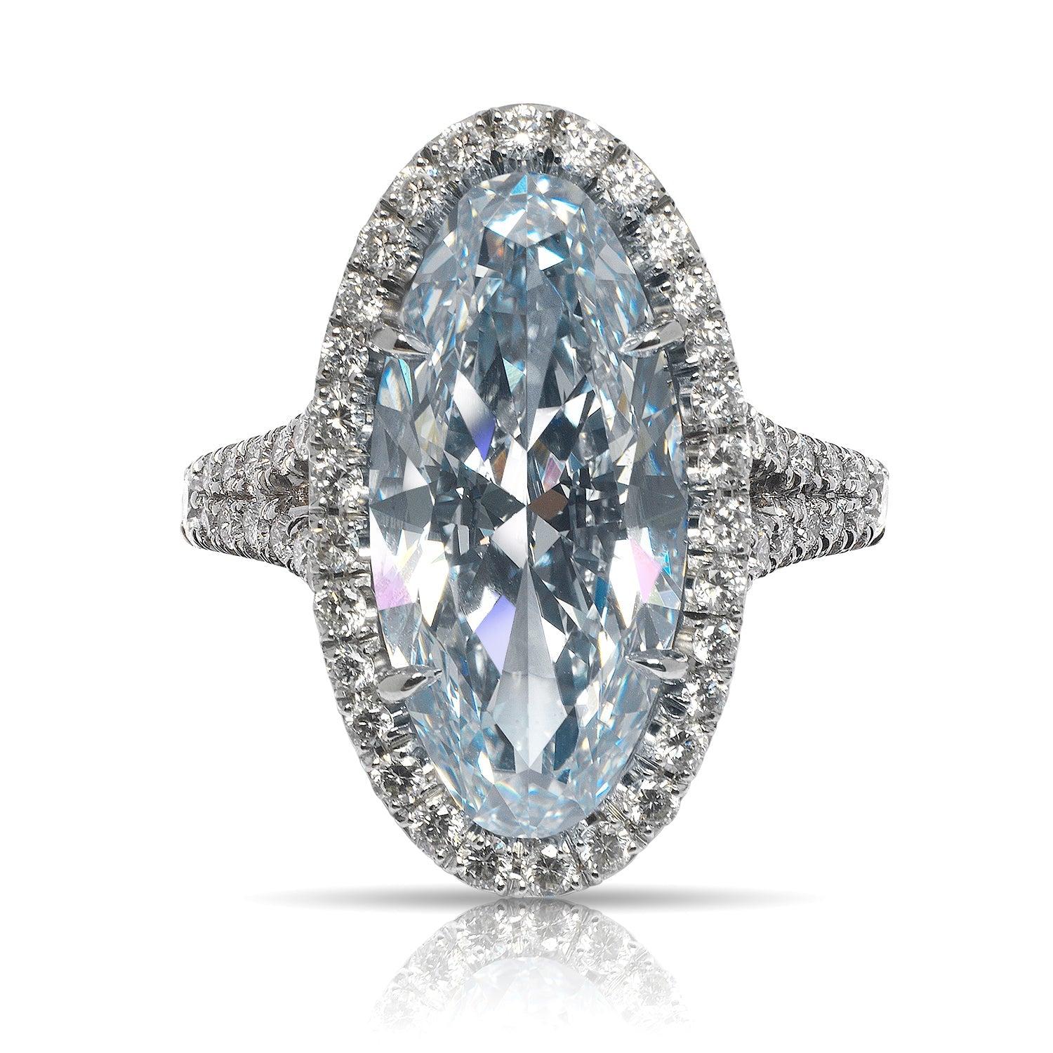 HOPE -HALO OVALER DIAMANTENER VERLOBUNGSRING VON MIKE NEKTA

GIA-ZERTIFIZIERT

Diamant in der Mitte:
Karatgewicht: 5.26 Karat
Farbe : FANCY GRAYISH BLUE*
Klarheit: VS1
Stil: OVAL BRILLIANT
Ungefähre Maße: 18,4 x 8,8 x 4,8 mm
* Dieser Diamant wurde