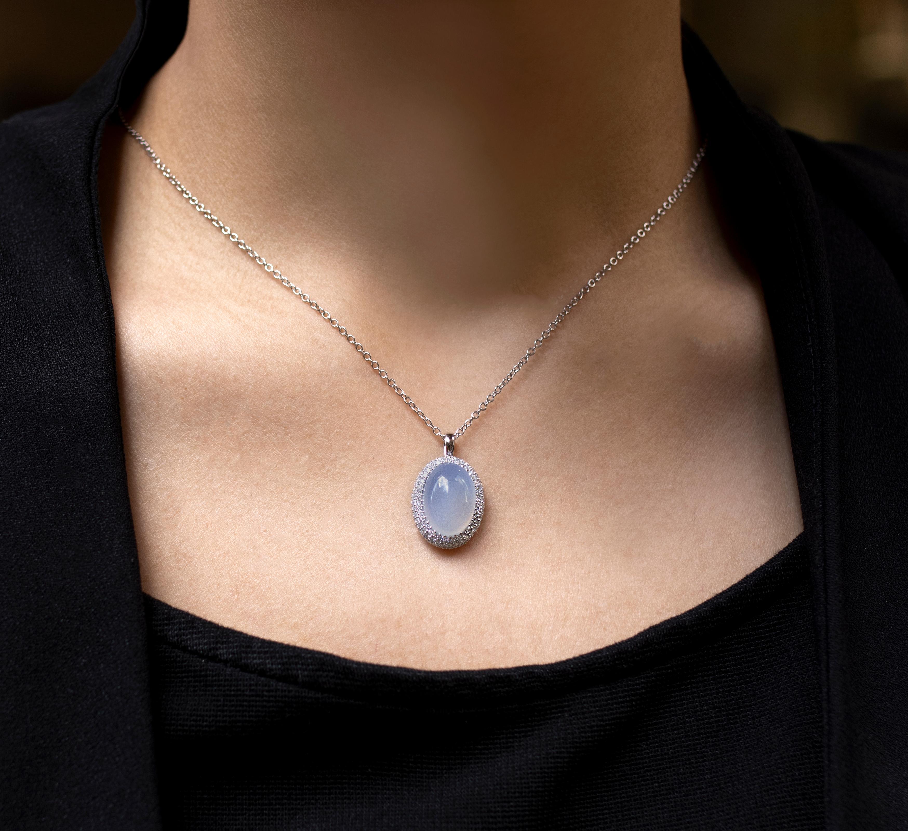 7 Carat Oval Cut Lavender Chalcedony Pendant Necklace in White Gold In New Condition For Sale In New York, NY