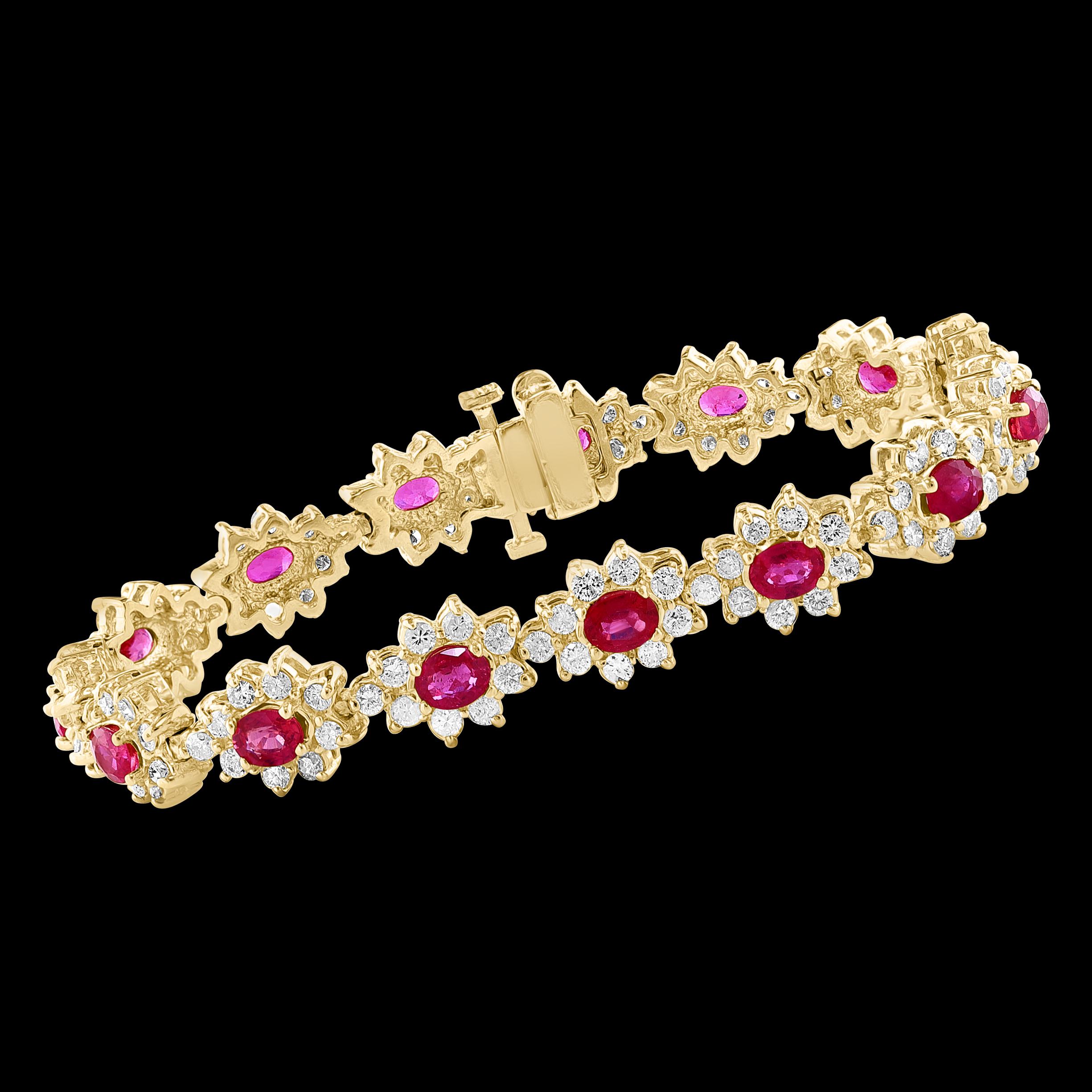 Esta pulsera Tennis es una pieza de joyería asequible que sin duda llamará la atención. Presenta 15 piedras de Rubíes naturales de talla oval que son de una calidad y un color excepcionales, con un bello color que sin duda impresionará. Cada rubí