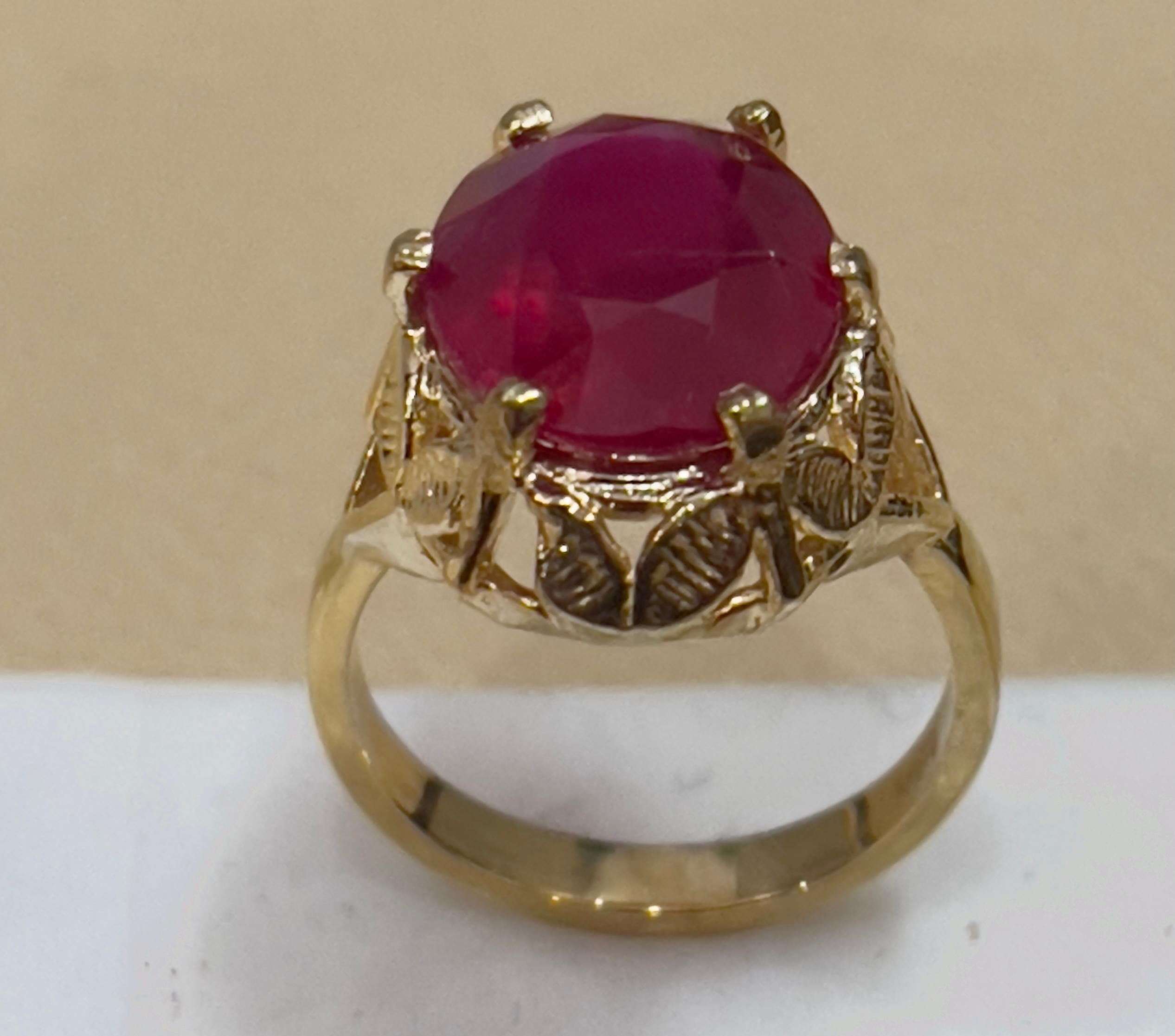 7 Karat Ovalförmiger behandelter Rubin 14 Karat Gelbgold Ring im Zustand „Hervorragend“ in New York, NY
