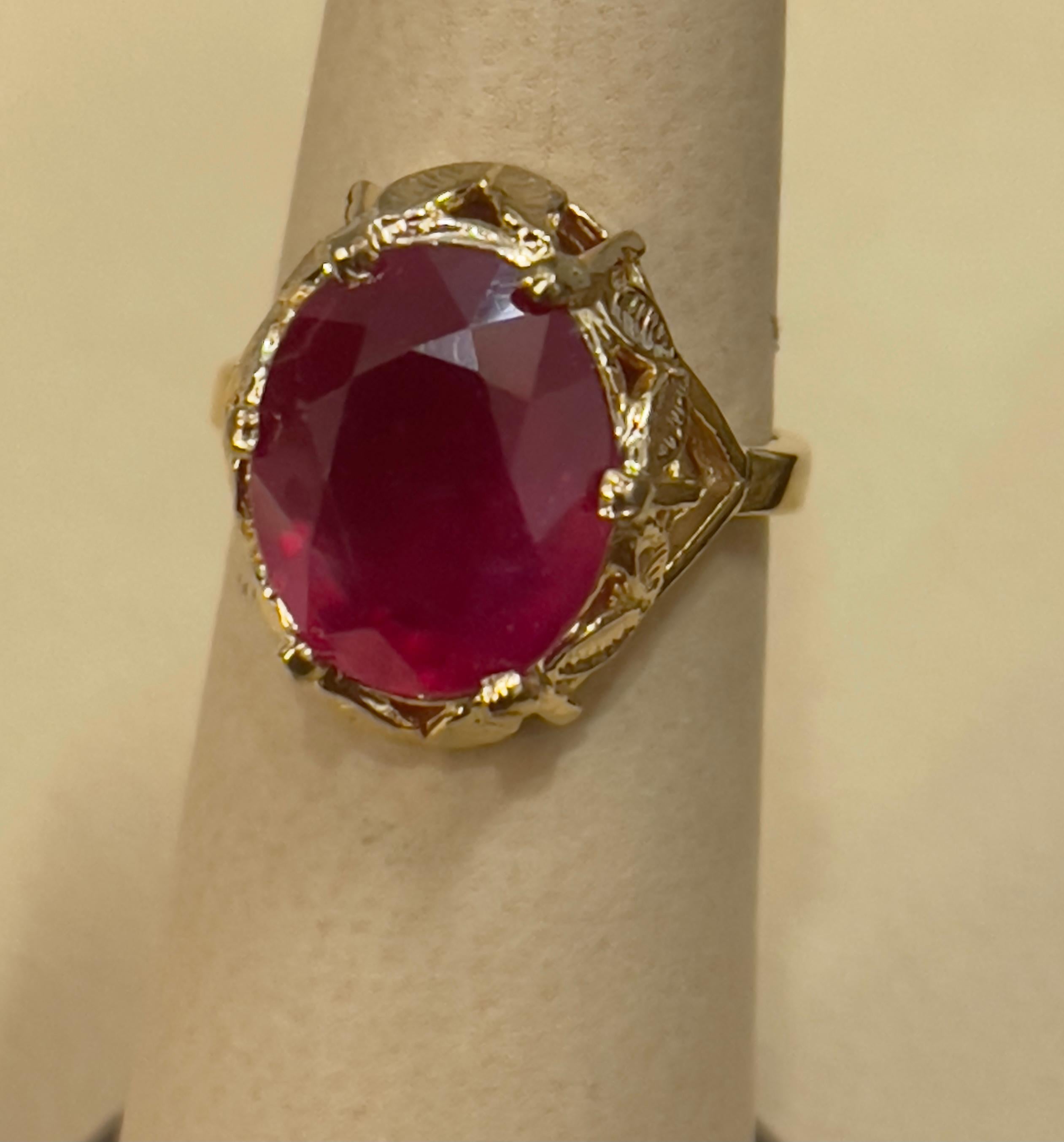7 Karat Ovalförmiger behandelter Rubin 14 Karat Gelbgold Ring Damen