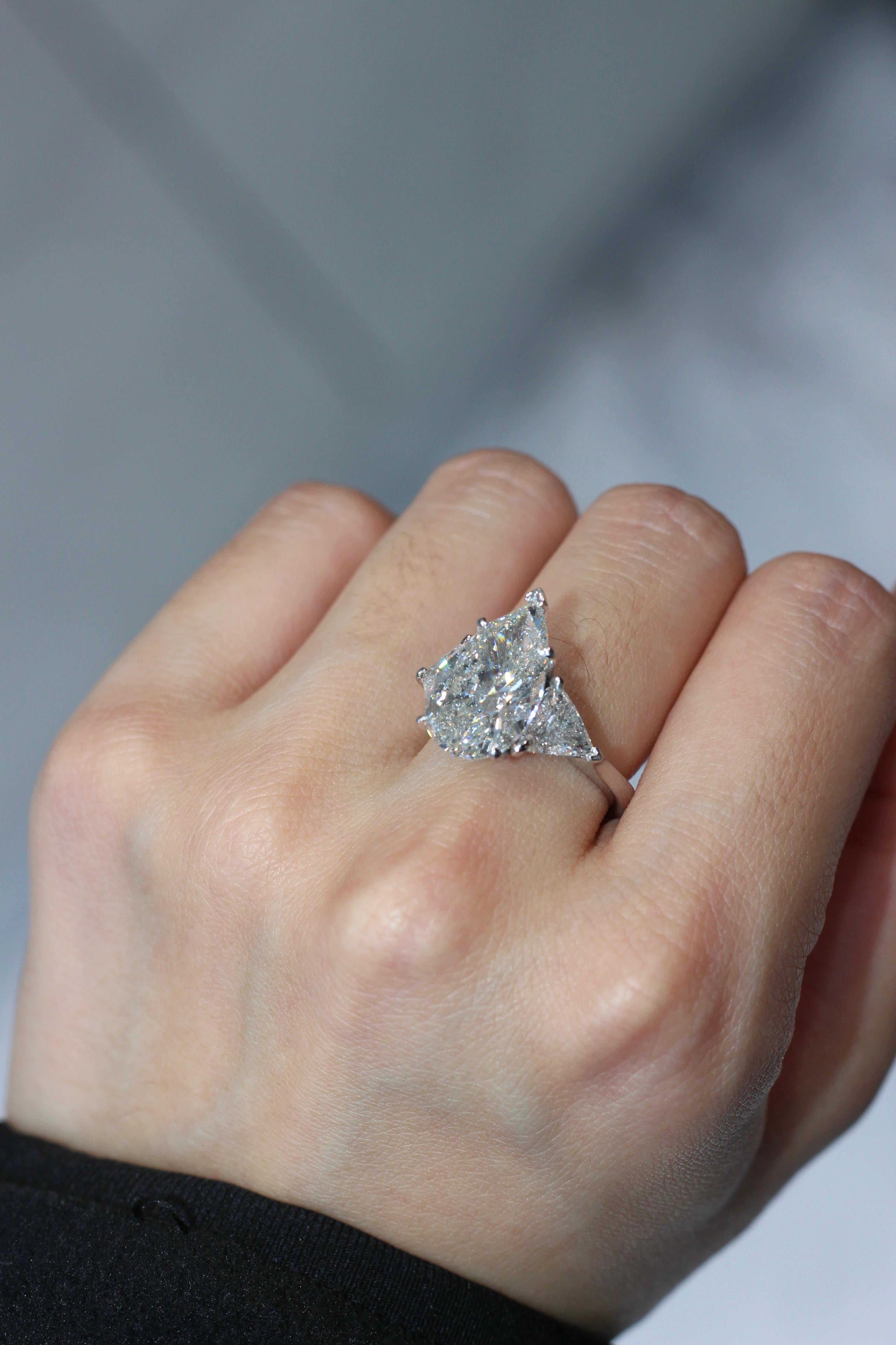 Bague de fiançailles avec diamant en forme de poire de 7 carats certifié F SI1 en vente 4