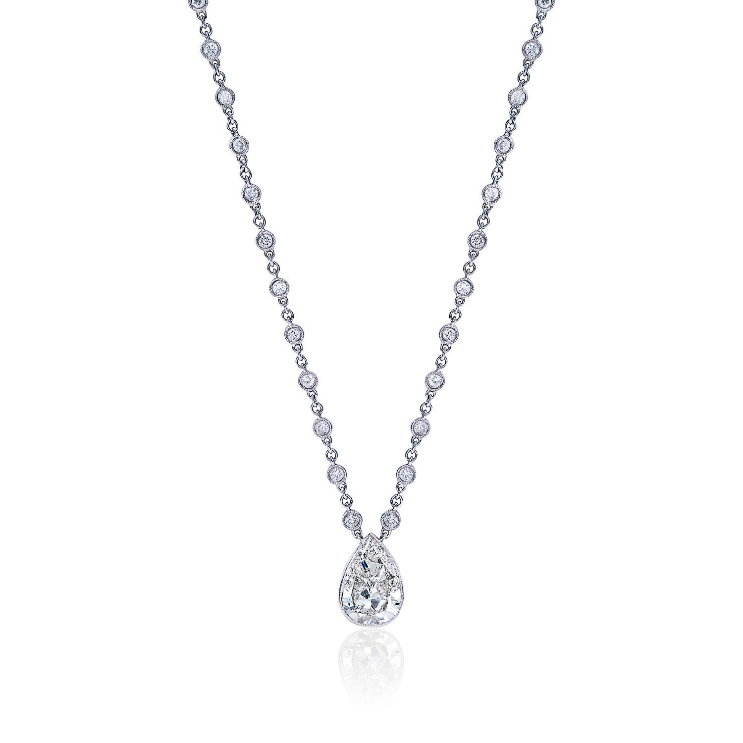 Looking for a gorgeous diamond necklace that will make her light up with joy? This stunning piece features a round brilliant cut diamond pendant suspended from a delicately crafted 18-karat white gold chain. The perfect gift for a special lady in