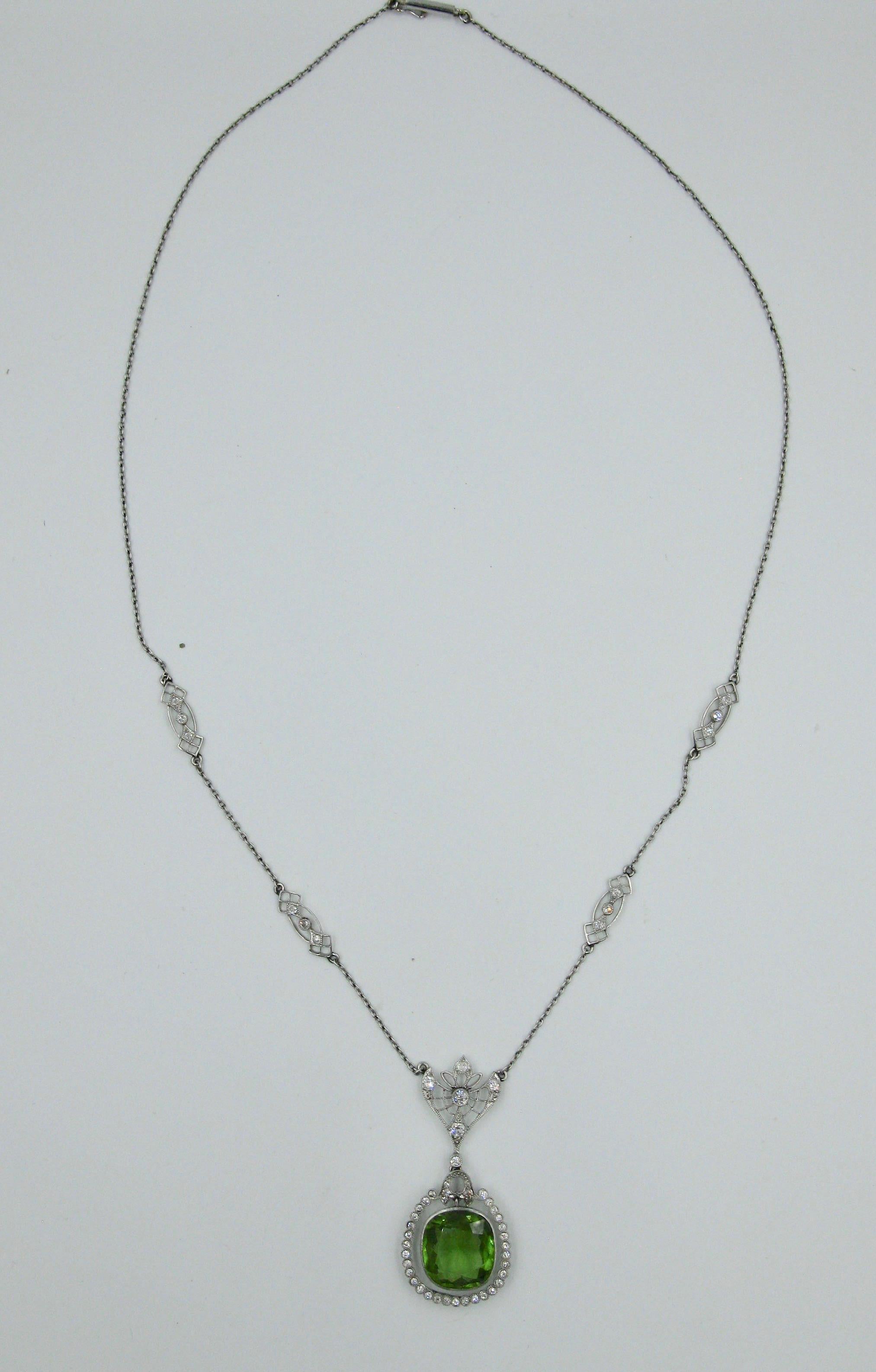 Dies ist eine atemberaubende antike viktorianischen - Edwardian Peridot Platin Diamant Lavaliere Anhänger Halskette.  Der prächtige Peridot ist ein kissenförmiger Peridot von 7,25 Karat.  Die Farbe dieses Edelsteins ist einfach göttlich und er hat
