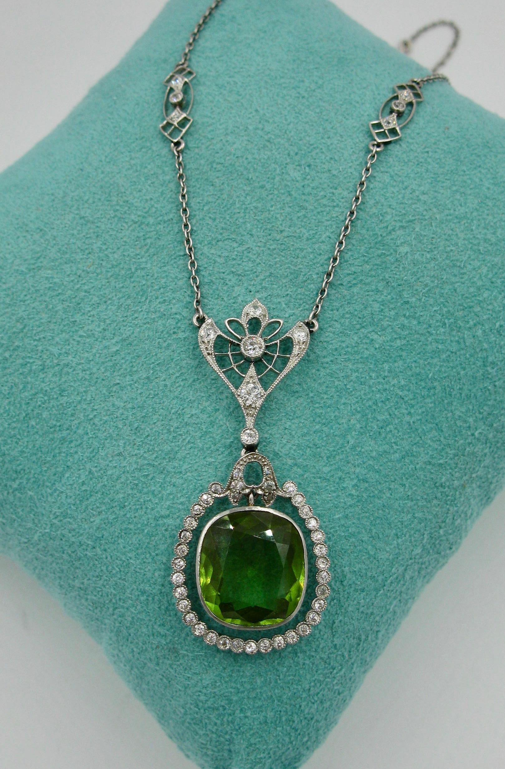 7 Karat Peridot Platin Diamant Lavaliere Halskette, antik, viktorianisch, Edwardian im Zustand „Hervorragend“ im Angebot in New York, NY