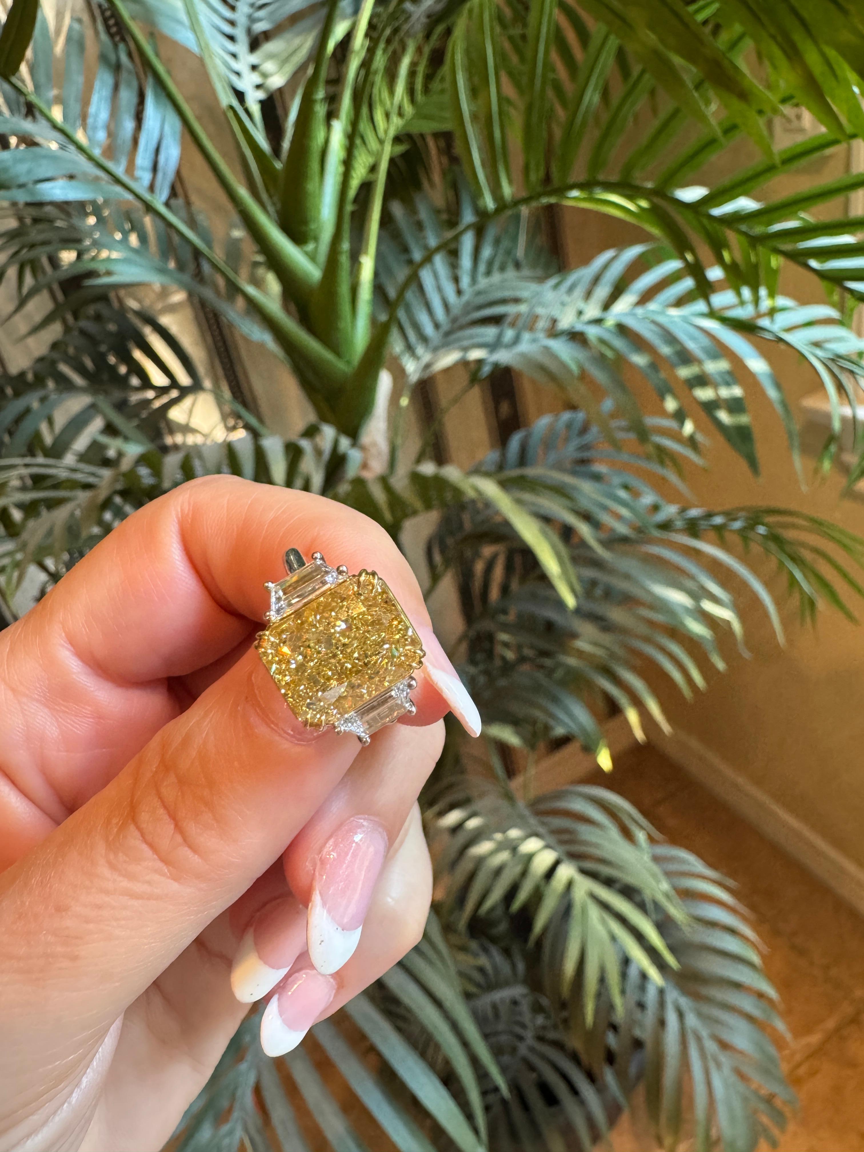 Anillo de compromiso de tres piedras con diamante amarillo fantasía natural de corte radiante de 7 quilates GIA Contemporáneo en venta