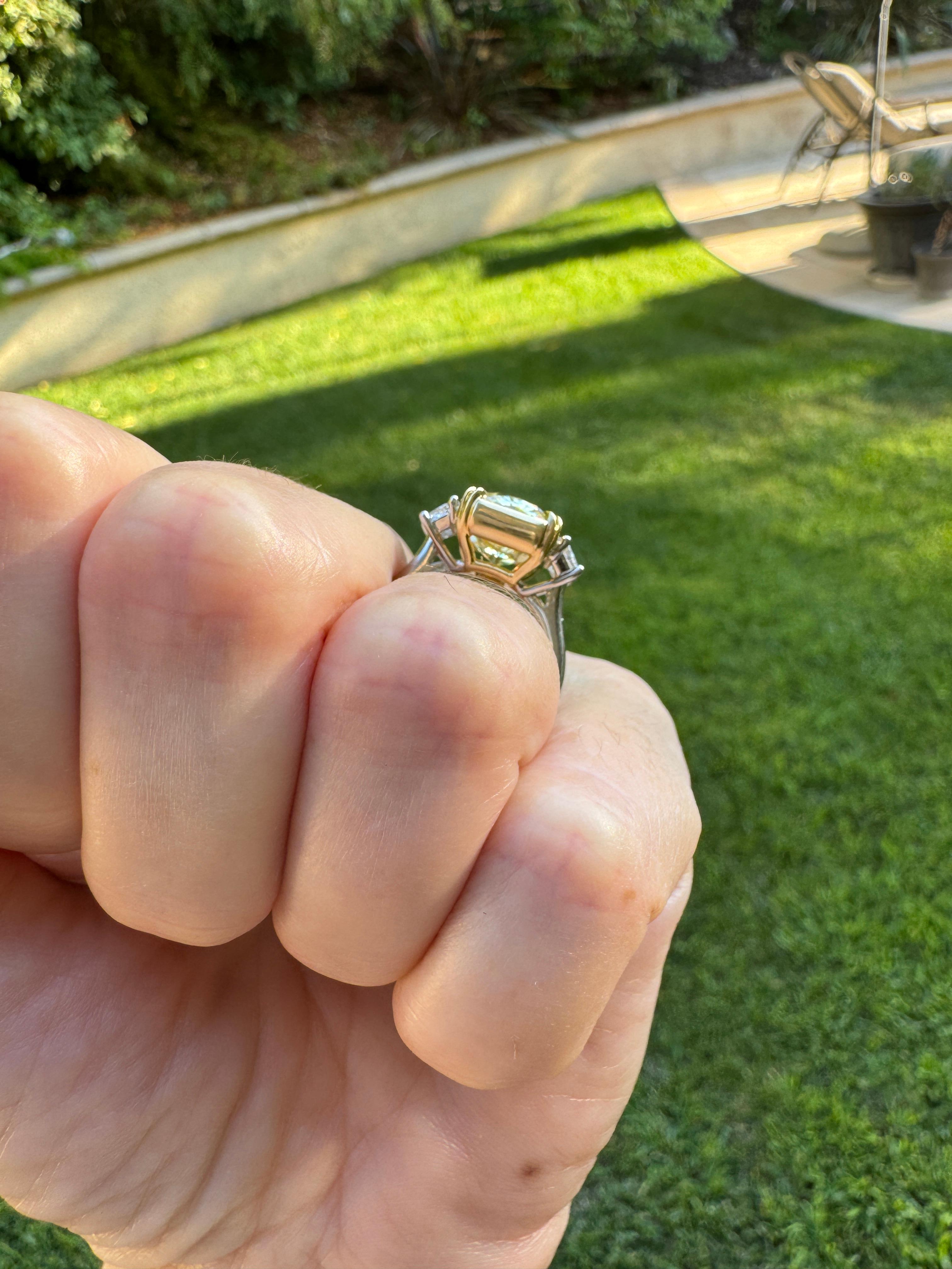 Anillo de compromiso de tres piedras con diamante amarillo fantasía natural de corte radiante de 7 quilates GIA Corte radiante en venta