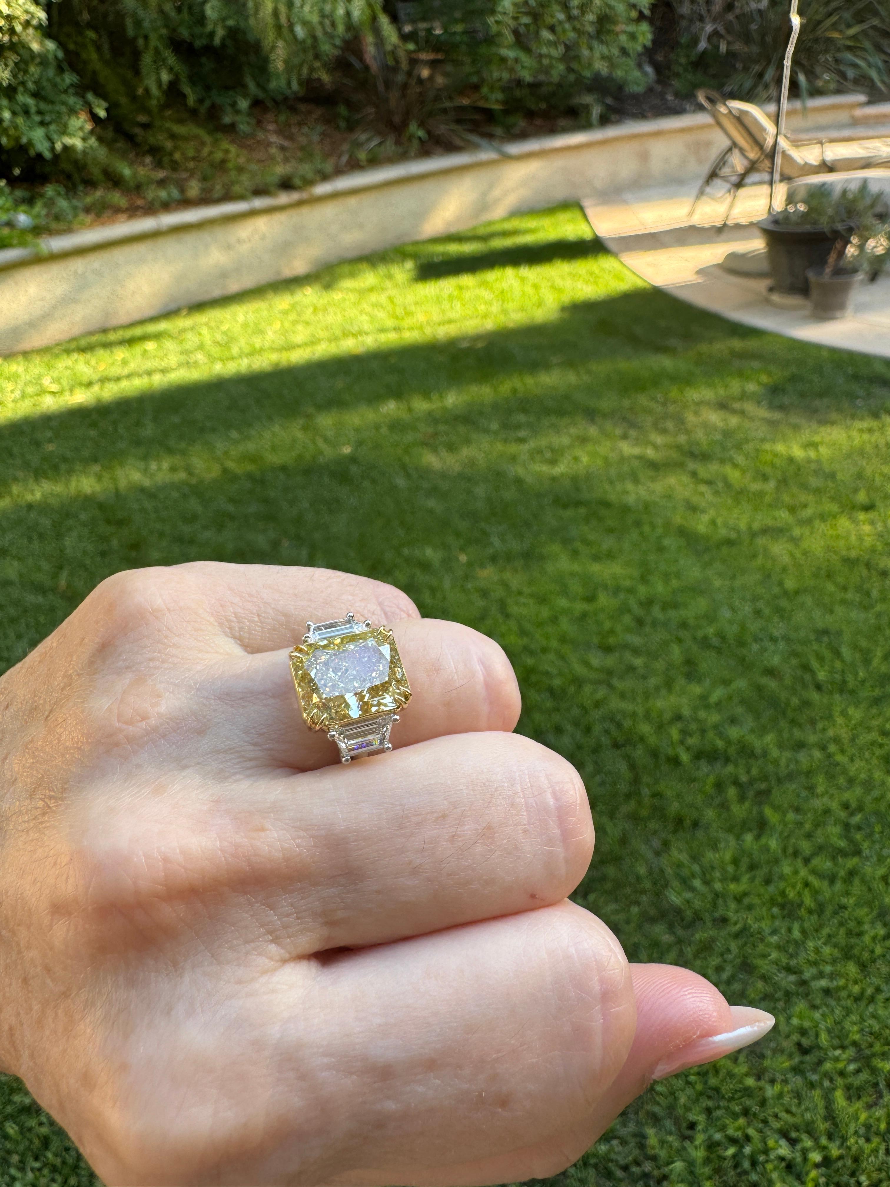 Anillo de compromiso de tres piedras con diamante amarillo fantasía natural de corte radiante de 7 quilates GIA en Nuevo estado para la venta en New York, NY
