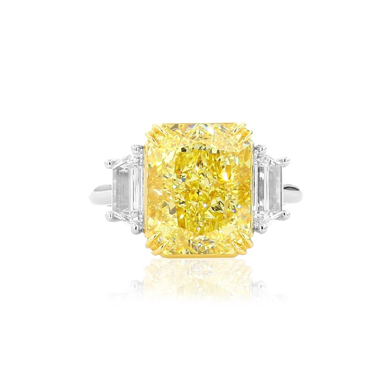 De las mujeres Anillo de compromiso de tres piedras con diamante amarillo fantasía natural de corte radiante de 7 quilates GIA en venta