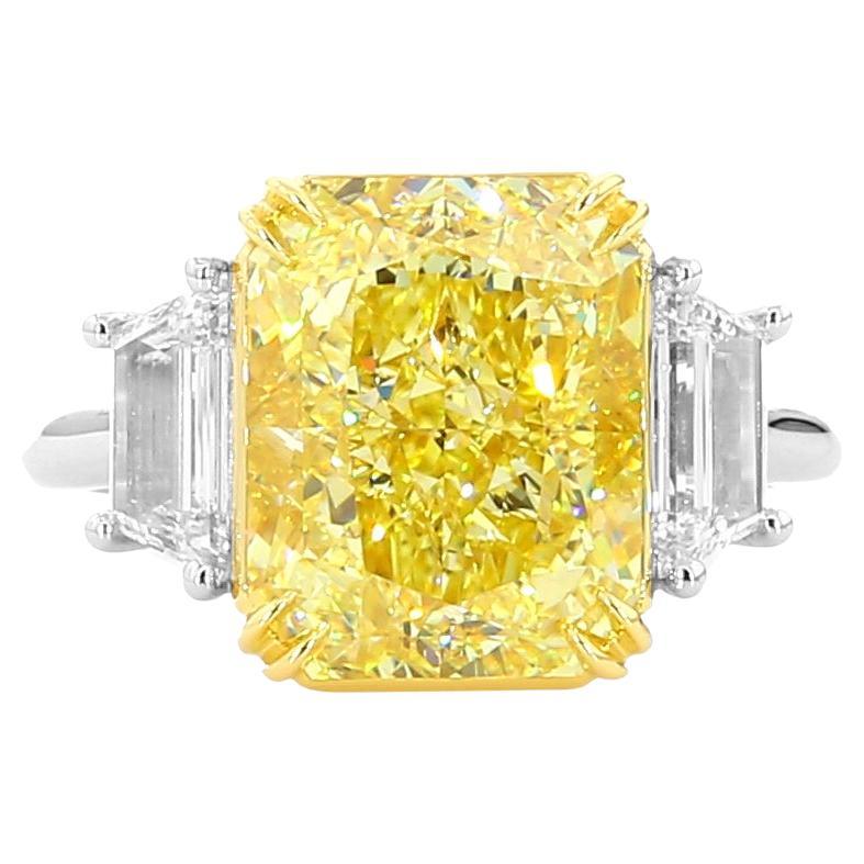 7 Carat Radiant Cut Natural Fancy Yellow Diamond Three-Stone Engagement Ring GIA (bague de fiançailles à trois pierres)