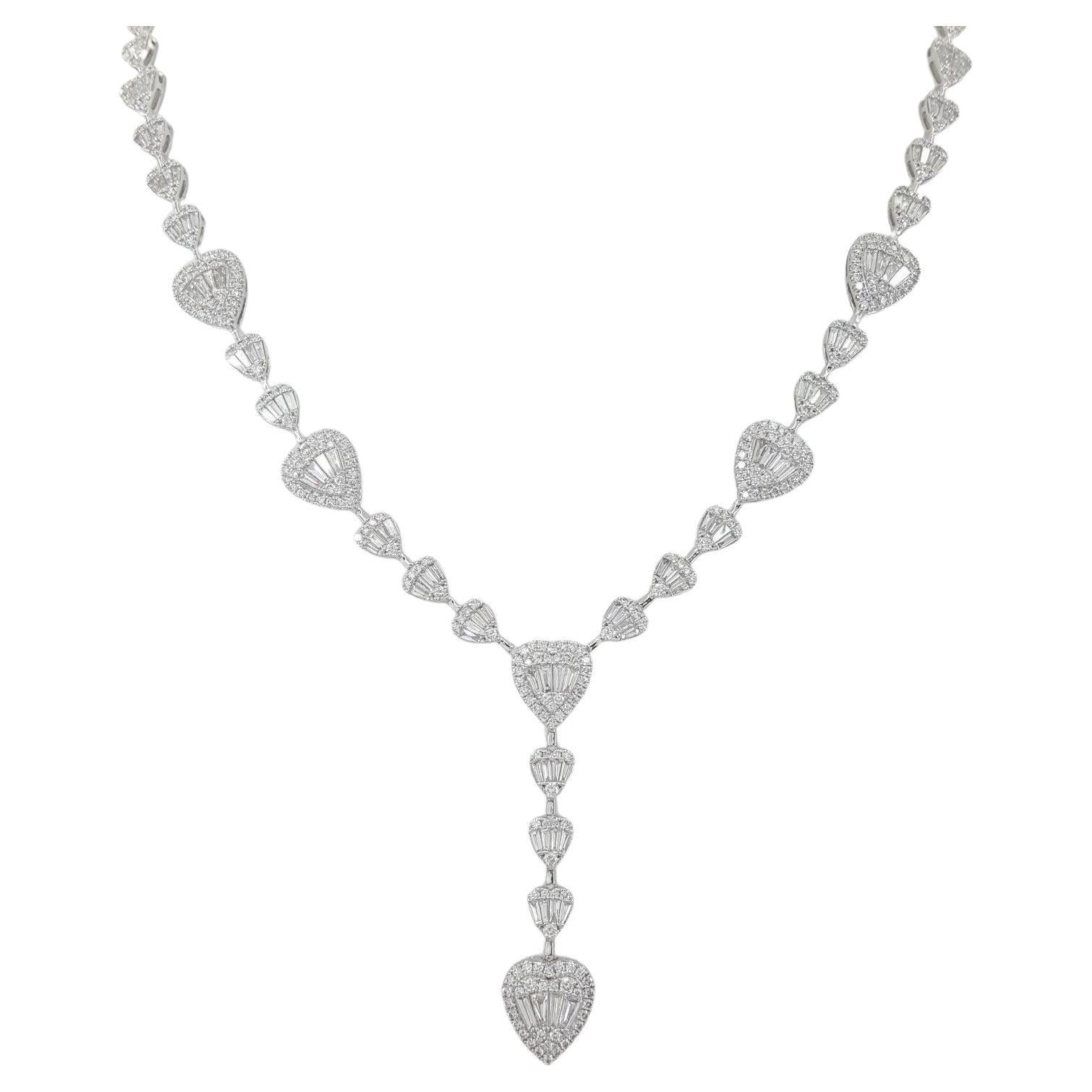 Collier en or blanc 18 carats avec diamants taille ronde et baguette de 7 carats en vente