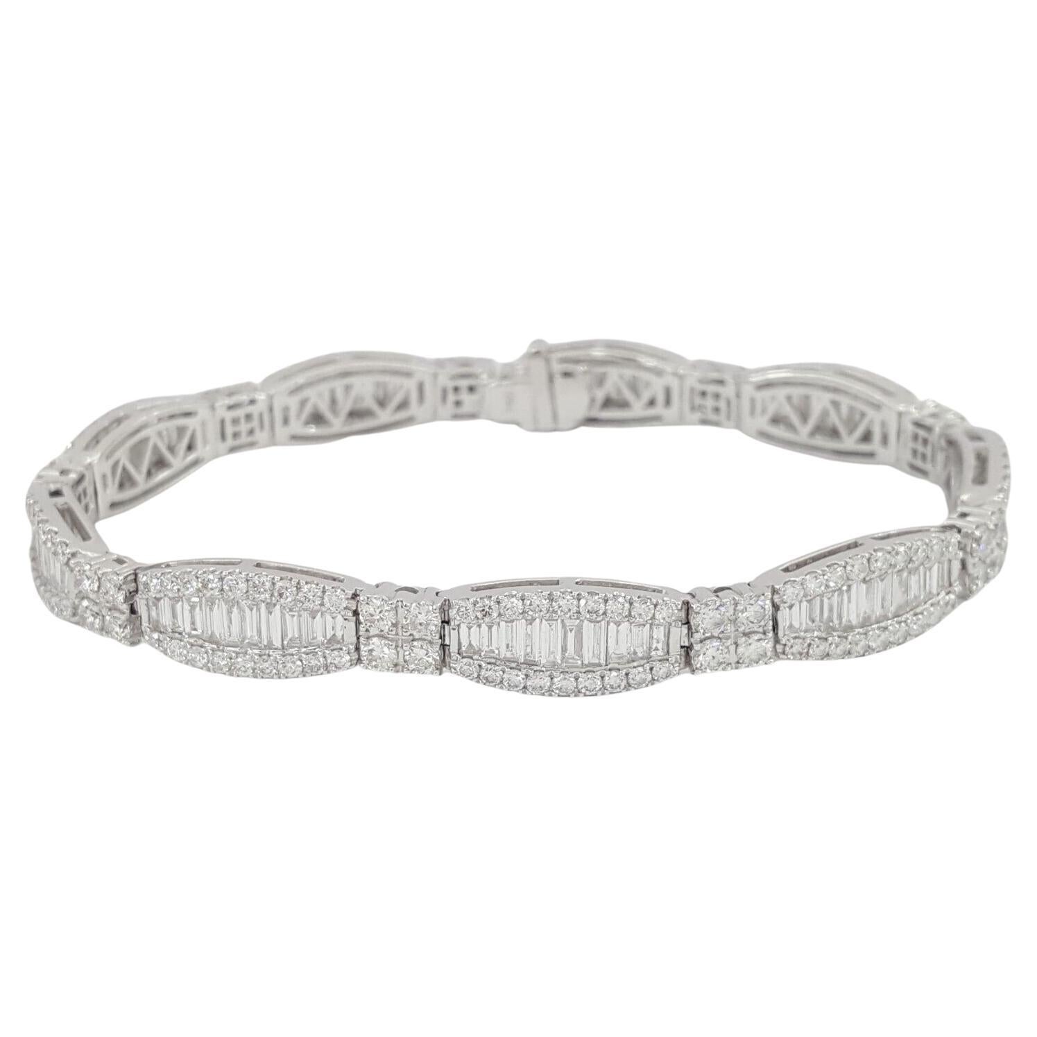 Taille émeraude Bracelet tennis en or 18 carats avec diamants taille ronde brillants et baguettes de 7 carats en vente
