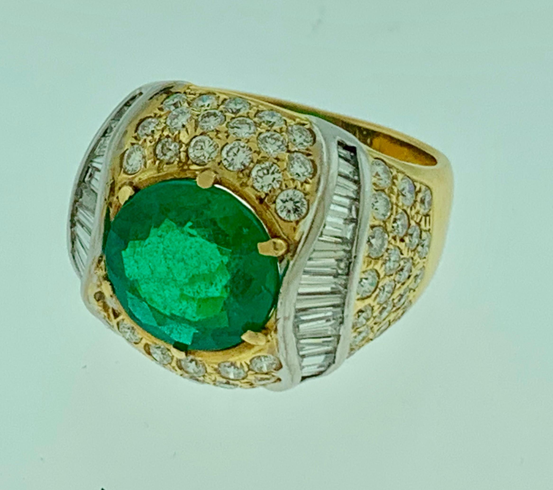 7 Carat Round Colombian Emerald and Diamond 18 Karat Gold Ring, Estate, Unisex In Excellent Condition For Sale In New York, NY