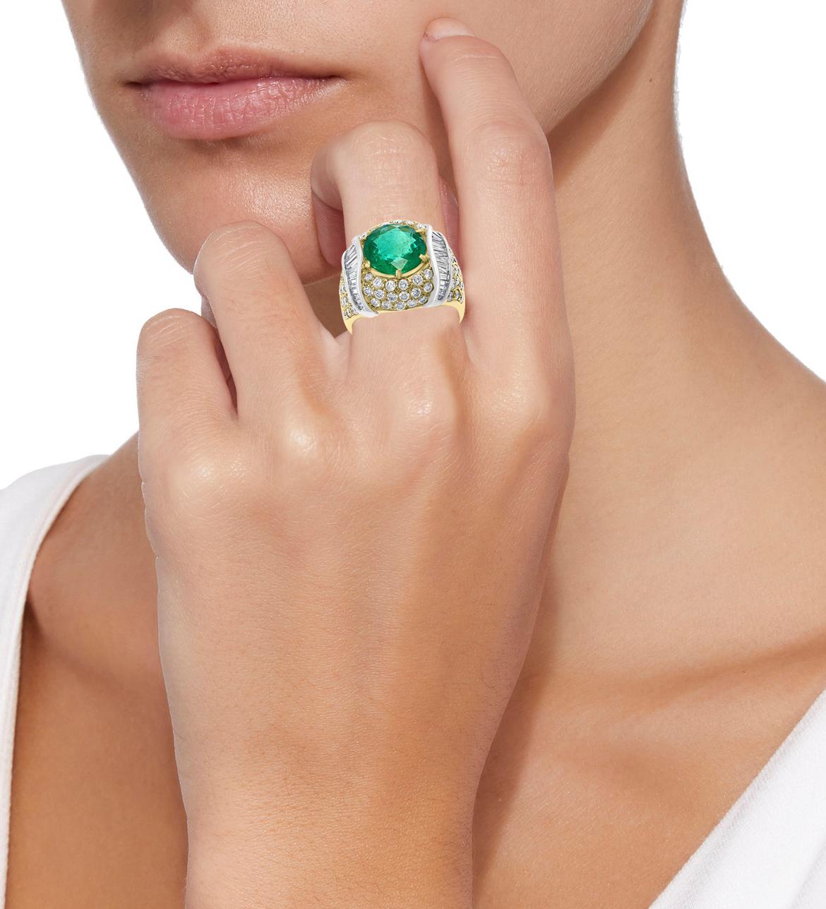 7 Carat Round Colombian Emerald and Diamond 18 Karat Gold Ring, Estate, Unisex For Sale 3