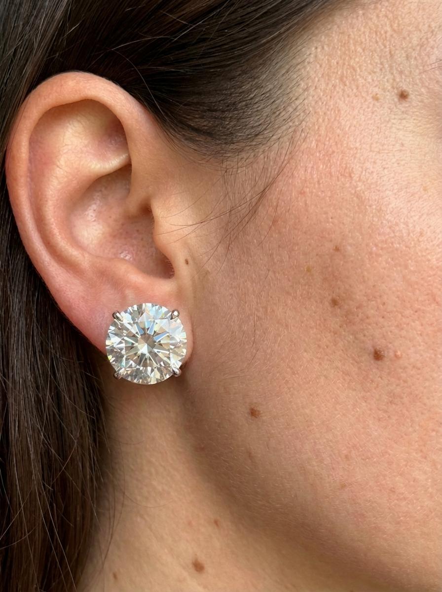 Taille ronde 7 Carat Round Diamond Studs set in Platinum en vente
