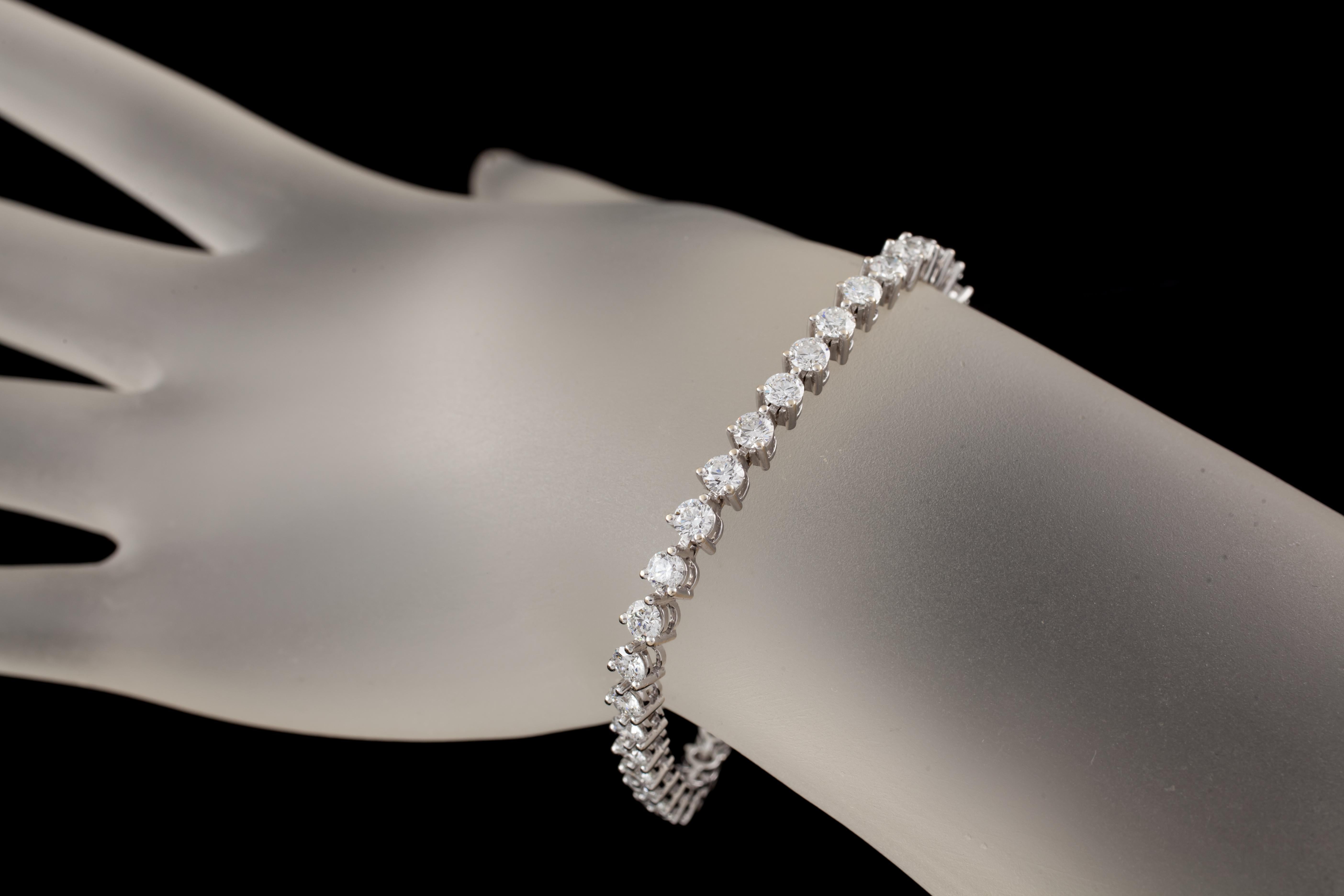 Moderne Bracelet tennis en or blanc avec diamants ronds de 7 carats en vente