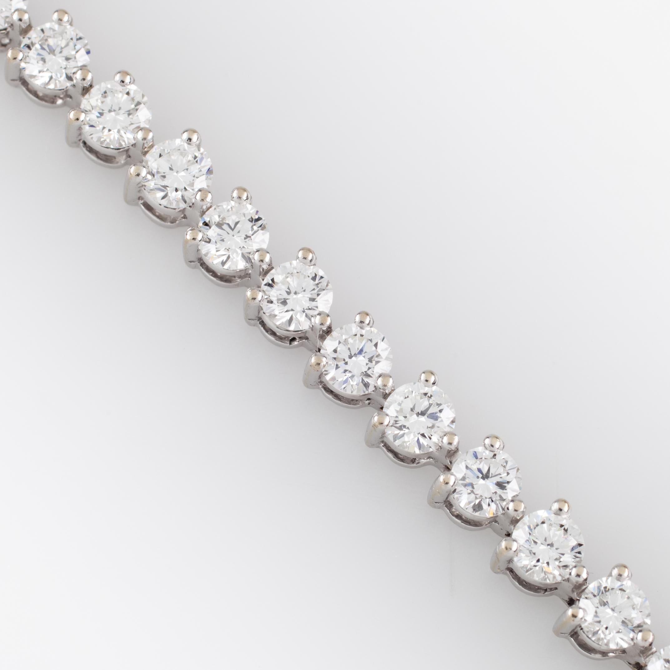 Taille ronde Bracelet tennis en or blanc avec diamants ronds de 7 carats en vente