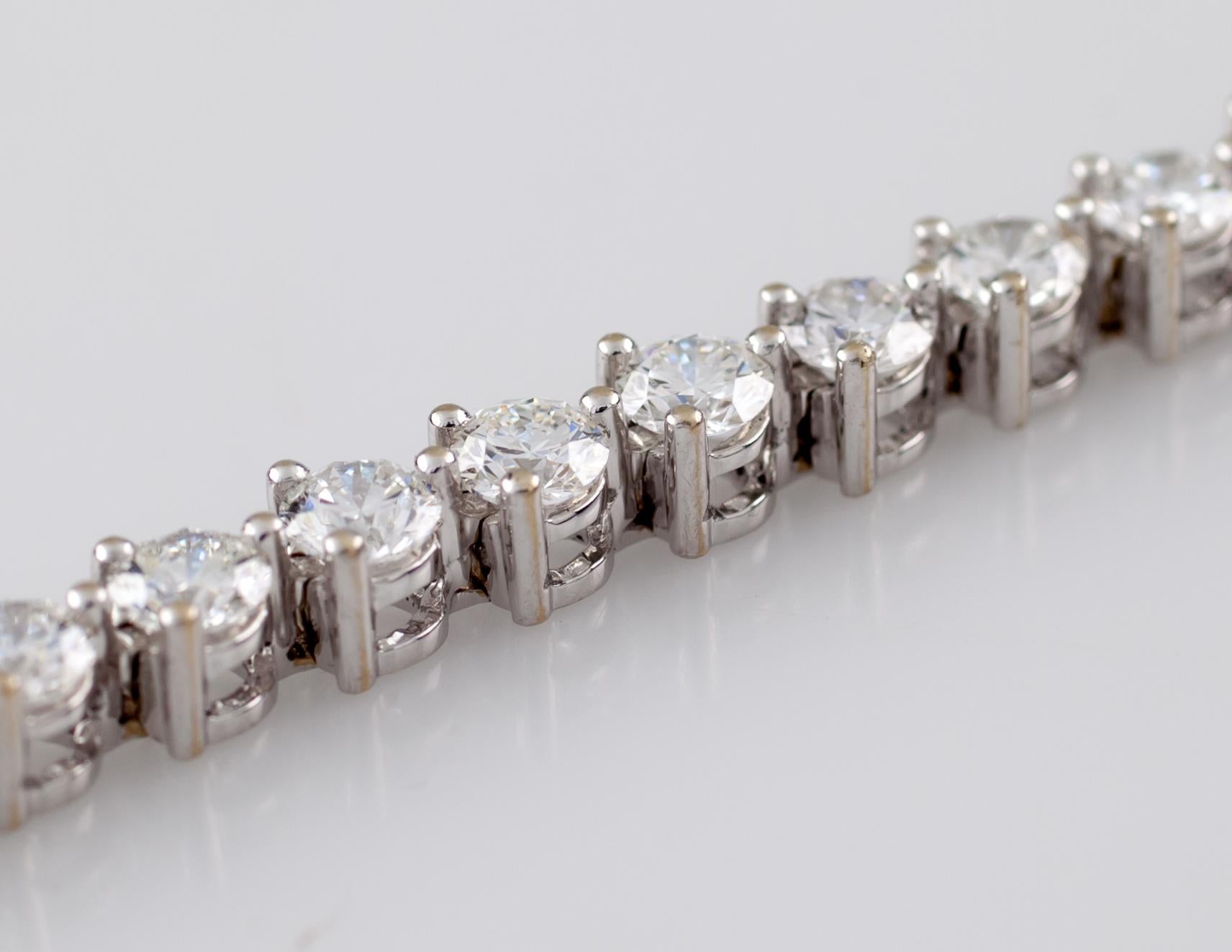 Bracelet tennis en or blanc avec diamants ronds de 7 carats Pour femmes en vente