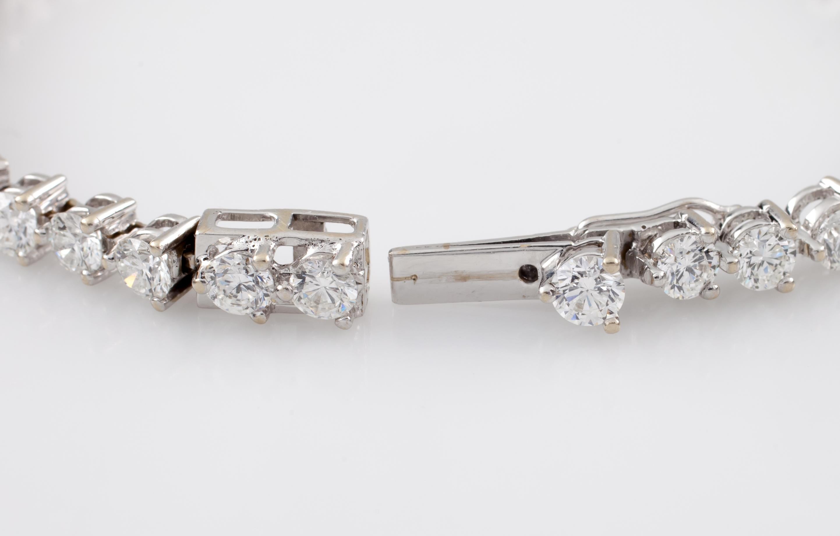 Bracelet tennis en or blanc avec diamants ronds de 7 carats en vente 1