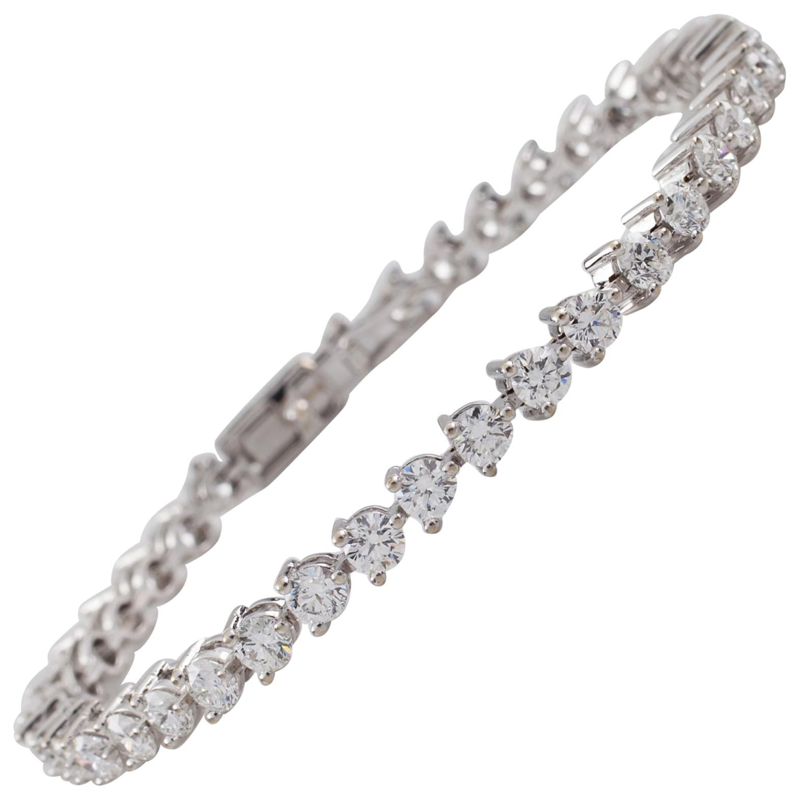 Bracelet tennis en or blanc avec diamants ronds de 7 carats en vente