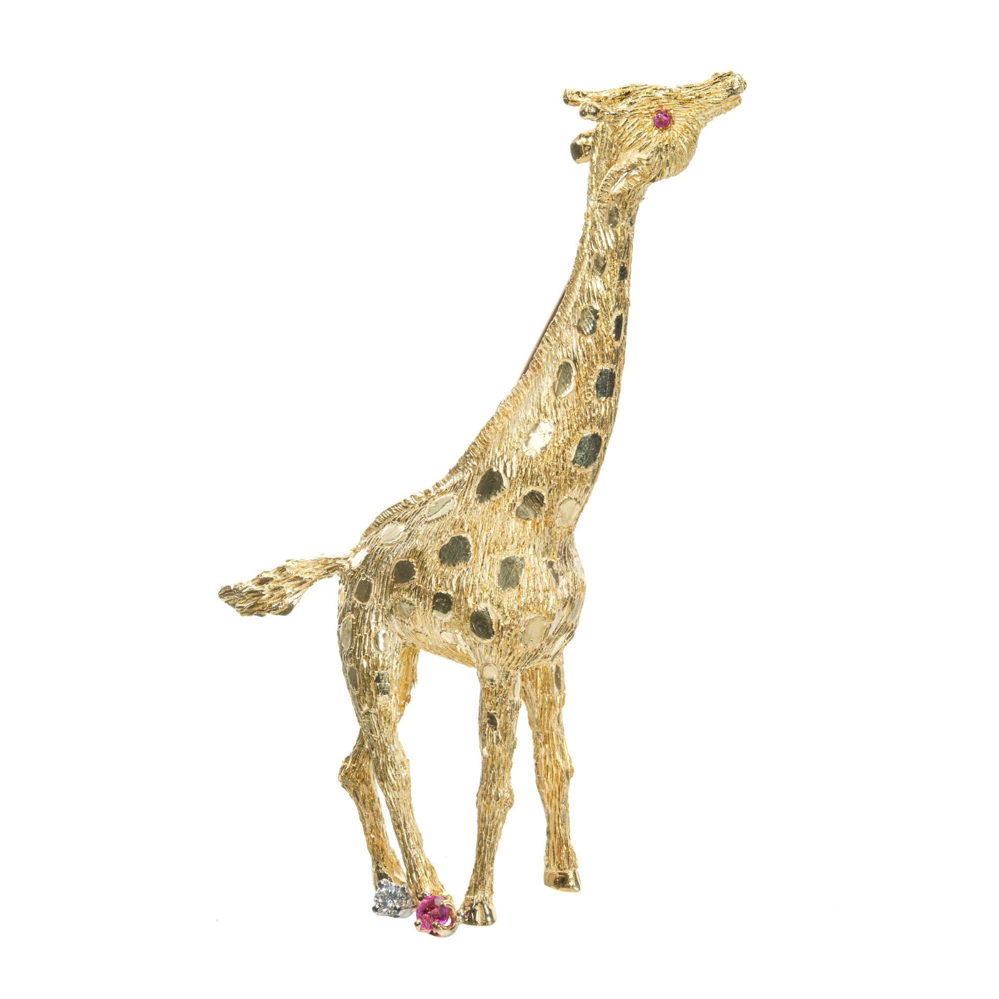 Vintage large Giraffe ruby and diamond textured brooch. Crafted in 18k yellow gold, the brooch is accented with two ruby eyes and a diamond and ruby on the back each hoofs.  Highly detailed and detailed. 

3 round pinkish red rubies, approx. .7cts
1