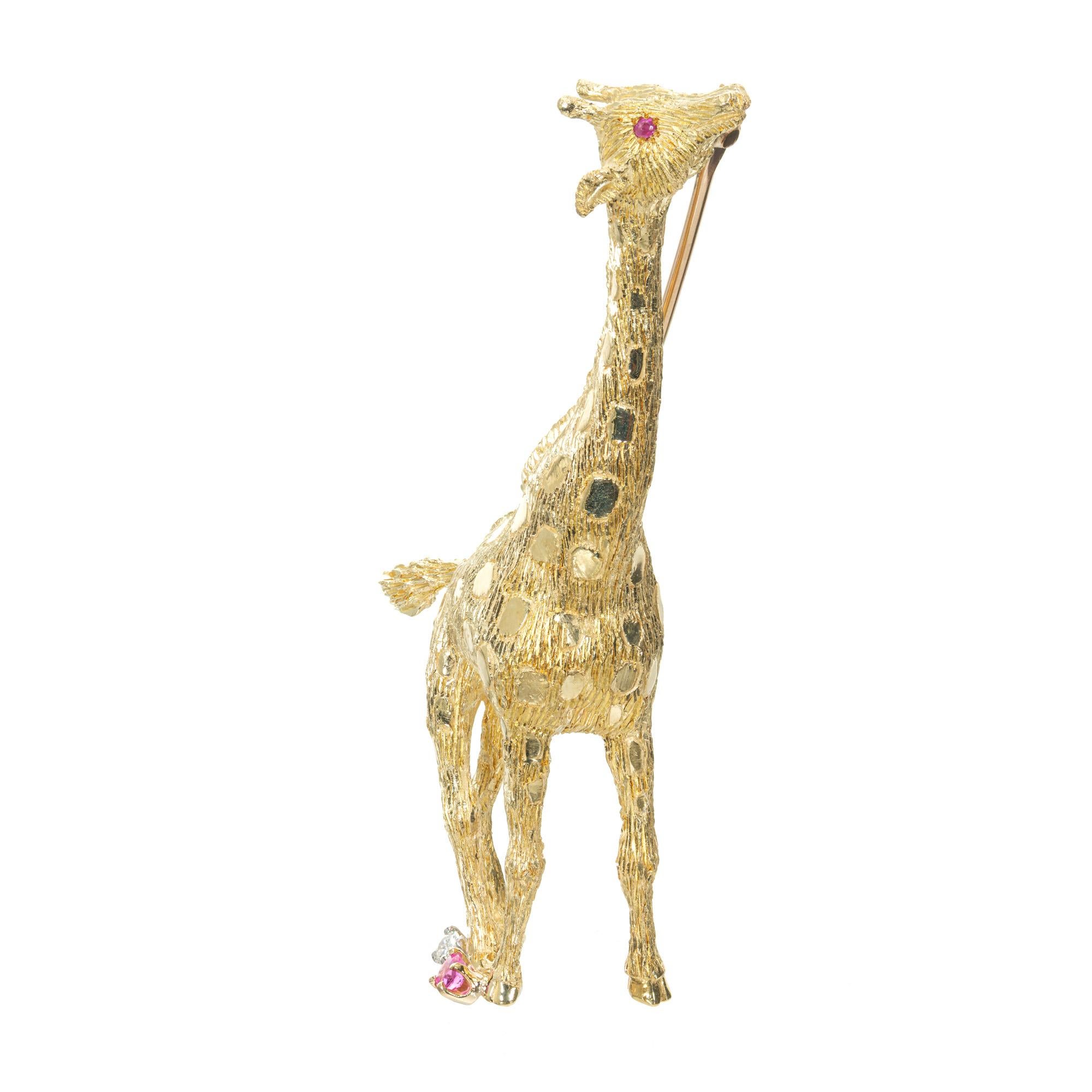 .7 Carat Ruby Diamond Yellow Gold Giraffe Brooch Pour femmes en vente