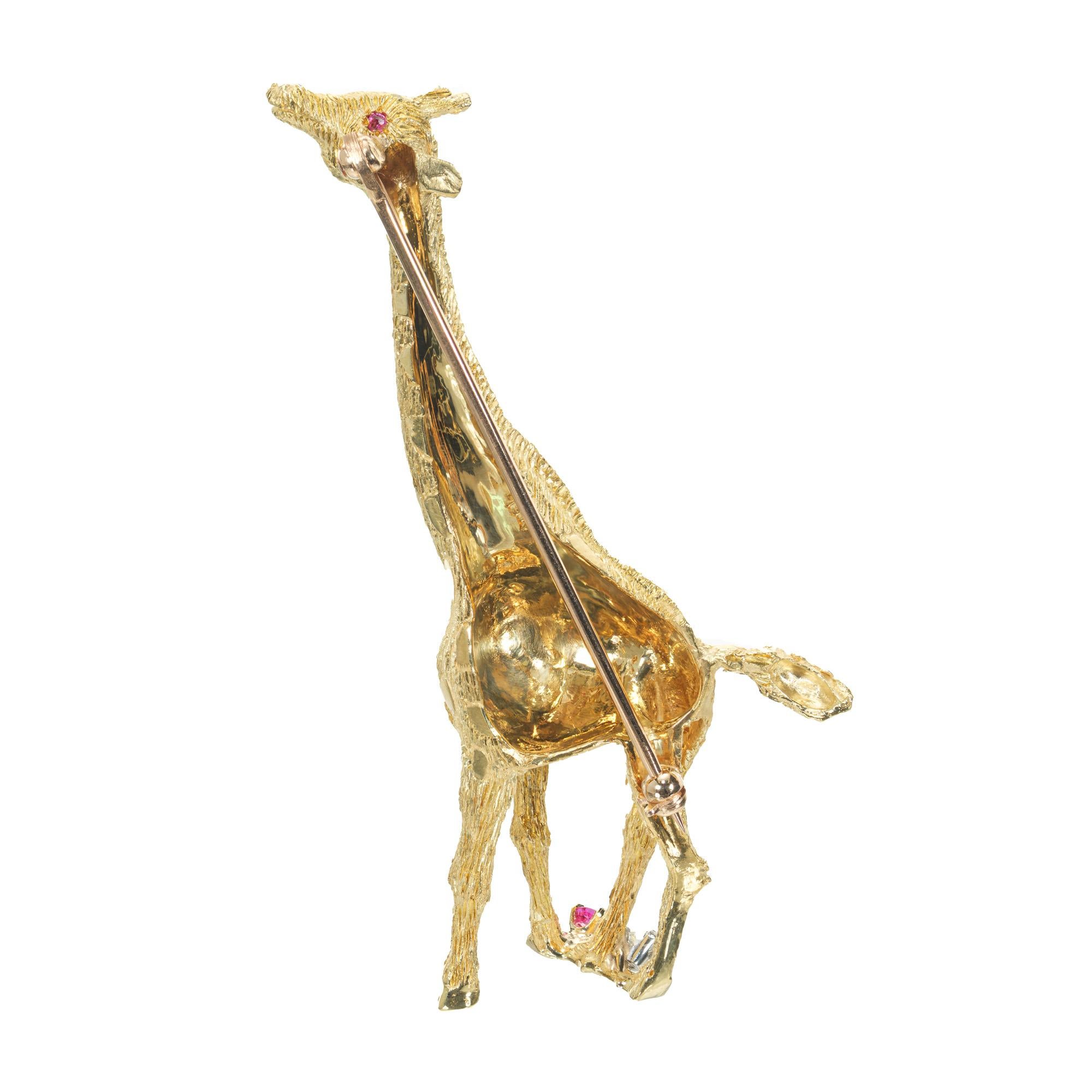 .7 Carat Ruby Diamond Yellow Gold Giraffe Brooch en vente 1