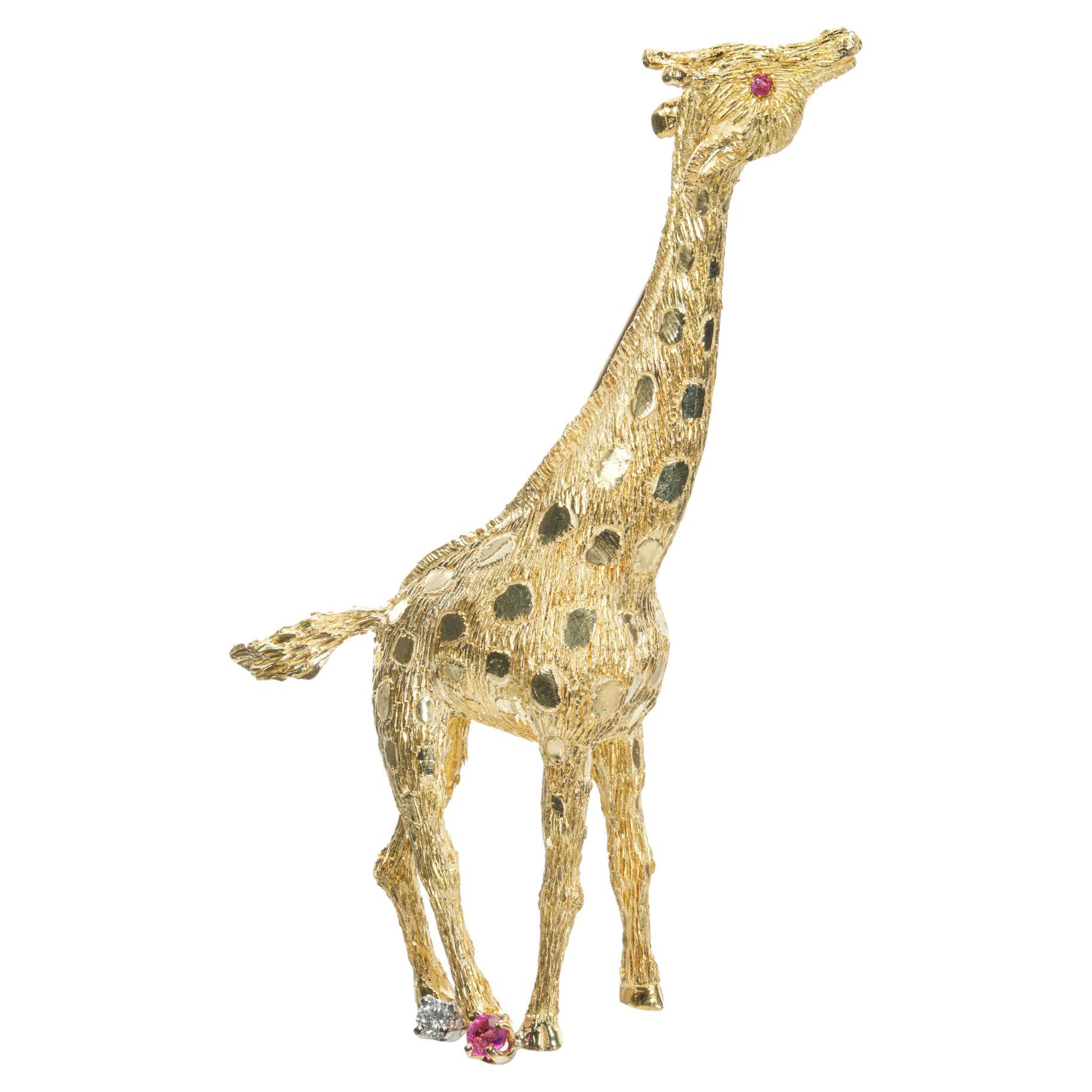 .7 Carat Ruby Diamond Yellow Gold Giraffe Brooch en vente